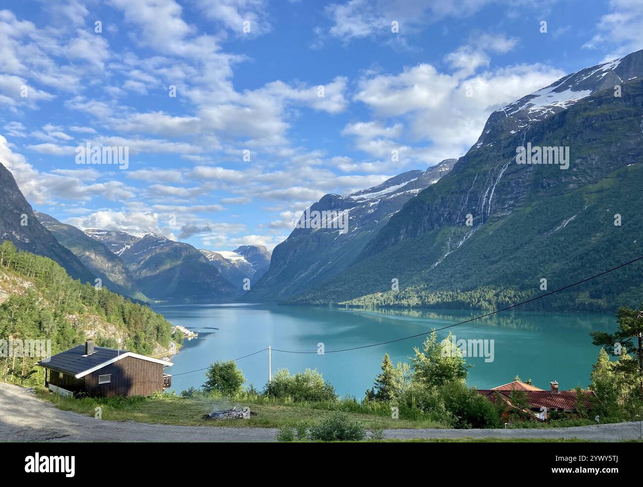 Splendida vista su un lago montano limpido in Norvegia Foto Stock