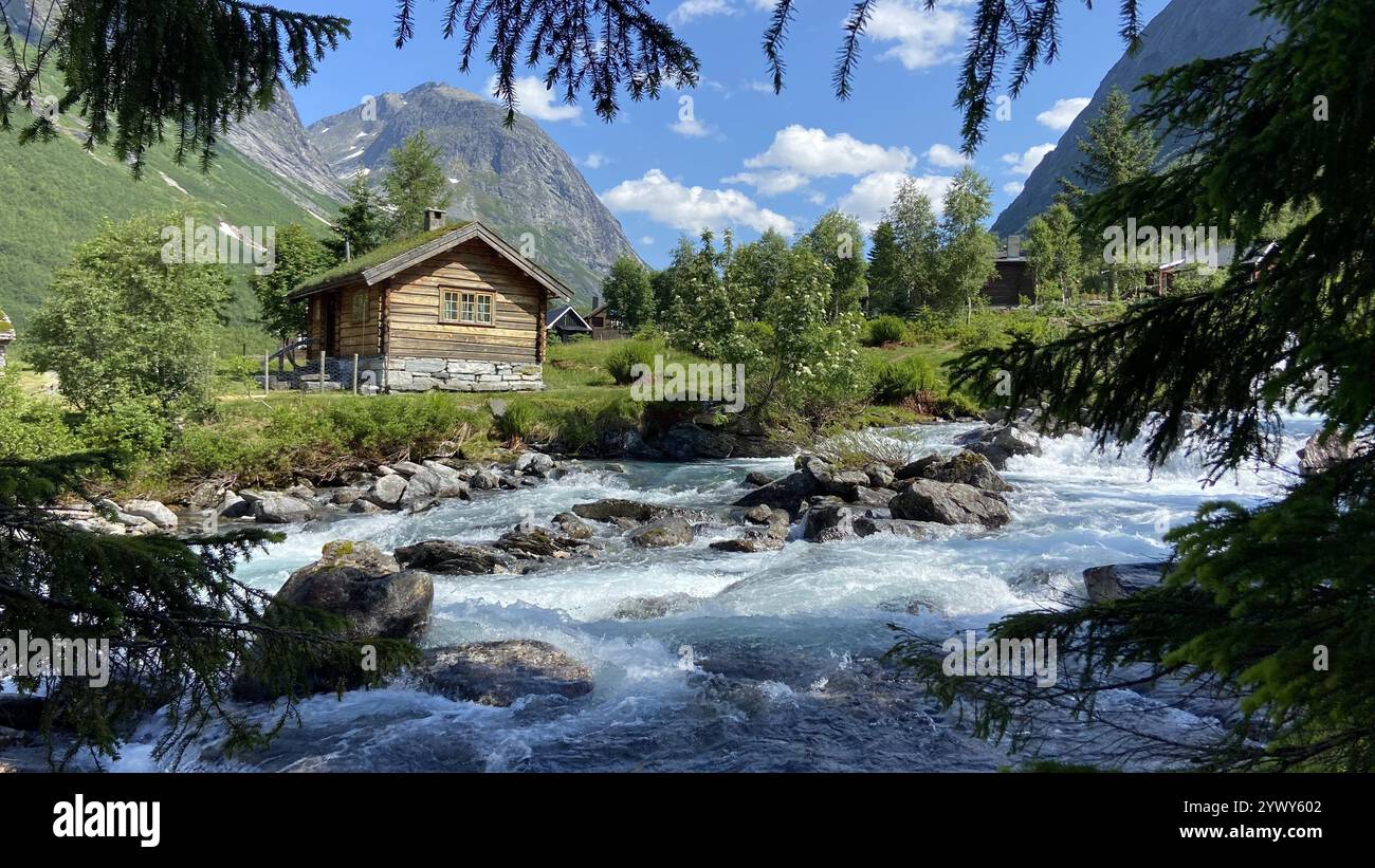 Casa su un fiume selvaggio in Norvegia Foto Stock