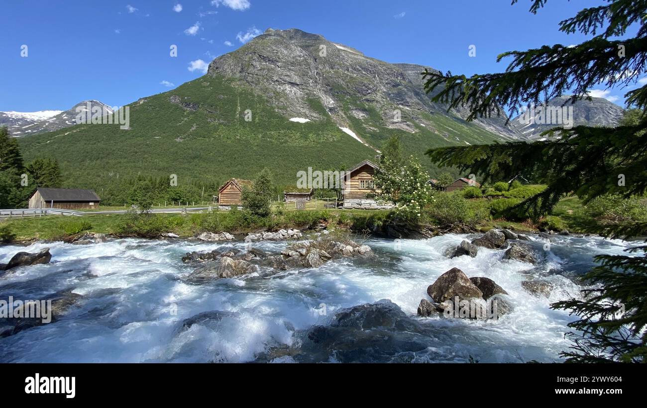 Case su un fiume selvaggio in Norvegia Foto Stock