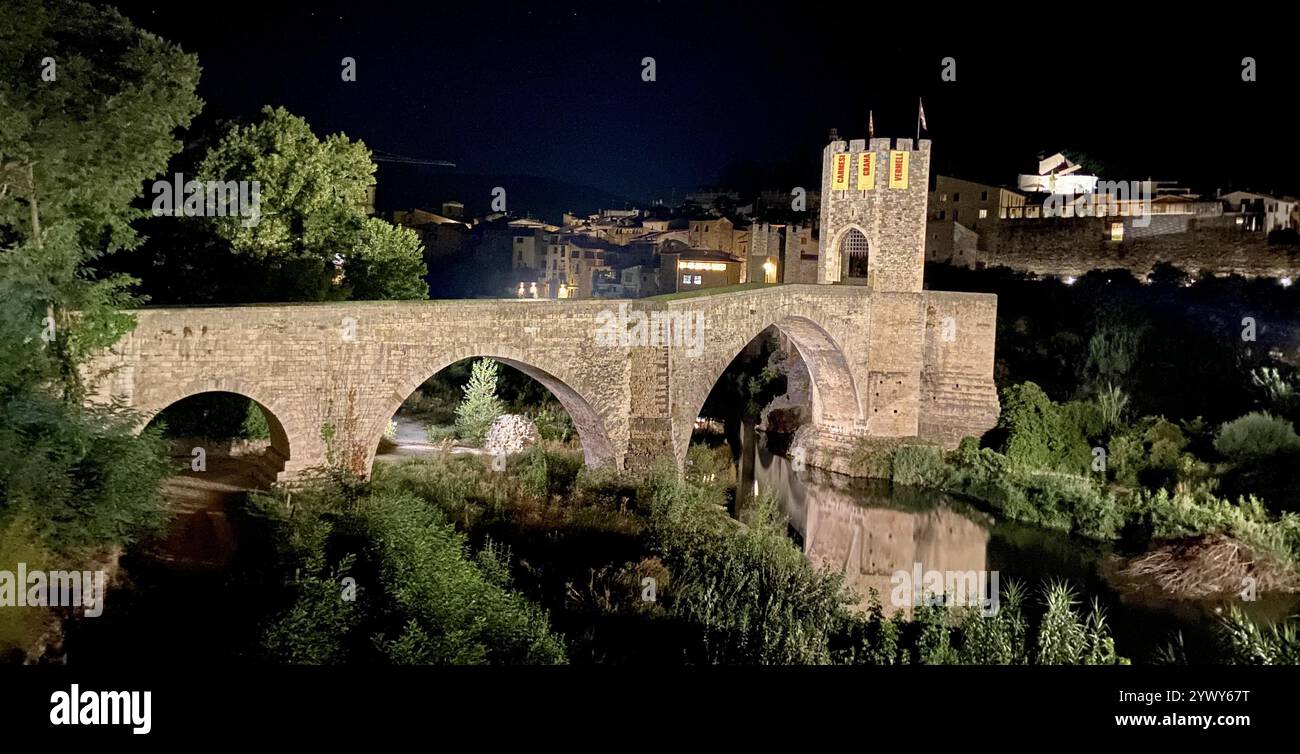 Vista del ponte e della città vecchia di Besalu in Spagna Foto Stock