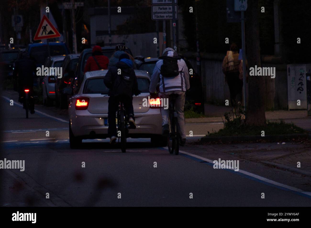 Fahradfahrer bei Dunkelheit mit und ohne Beleuchtung unterwegs **** ciclisti che cavalcano al buio con e senza luci Foto Stock