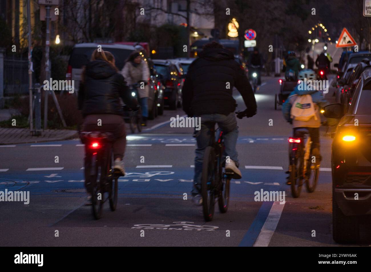 Fahradfahrer bei Dunkelheit mit und ohne Beleuchtung unterwegs **** ciclisti che cavalcano al buio con e senza luci Foto Stock