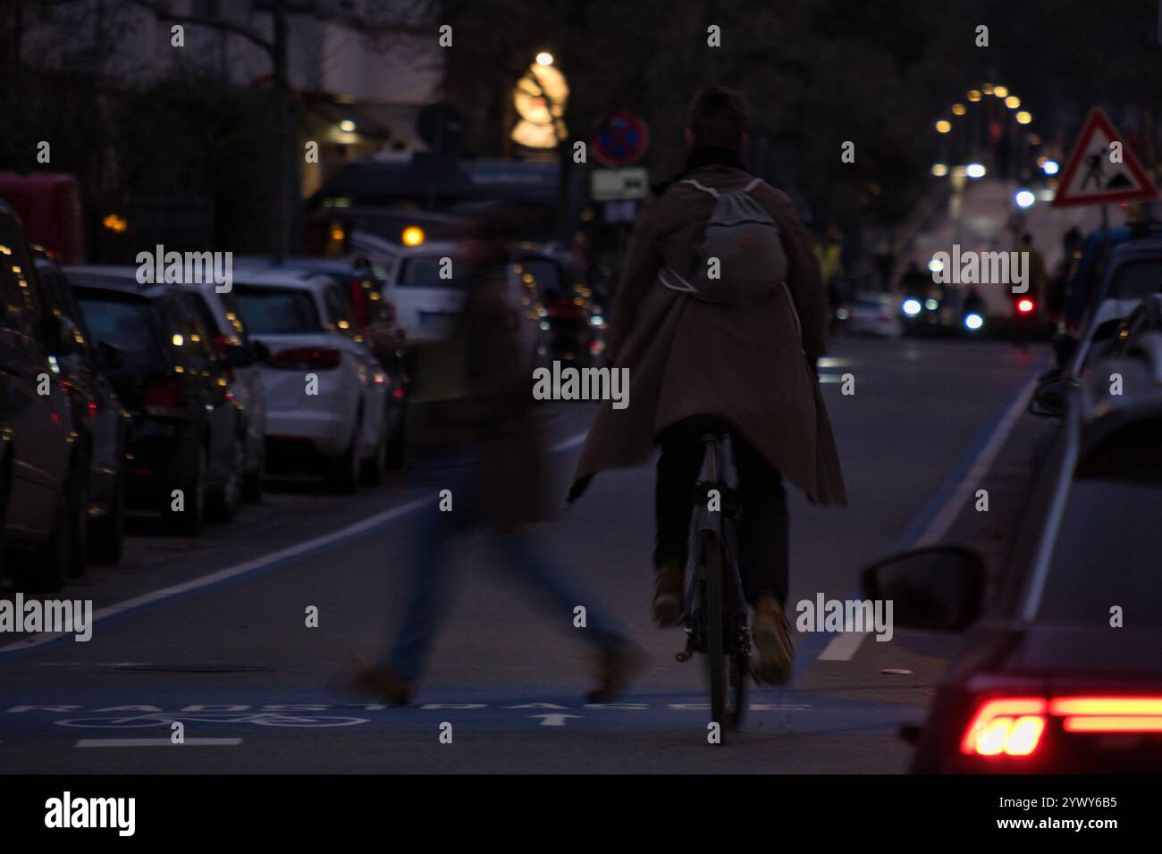 Fahradfahrer bei Dunkelheit mit und ohne Beleuchtung unterwegs **** ciclisti che cavalcano al buio con e senza luci Foto Stock