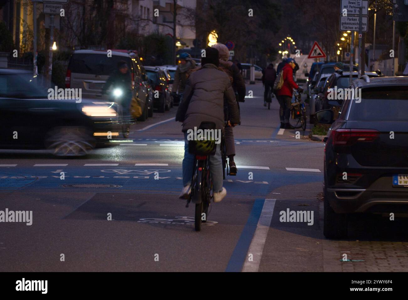 Fahradfahrer bei Dunkelheit mit und ohne Beleuchtung unterwegs **** ciclisti che cavalcano al buio con e senza luci Foto Stock