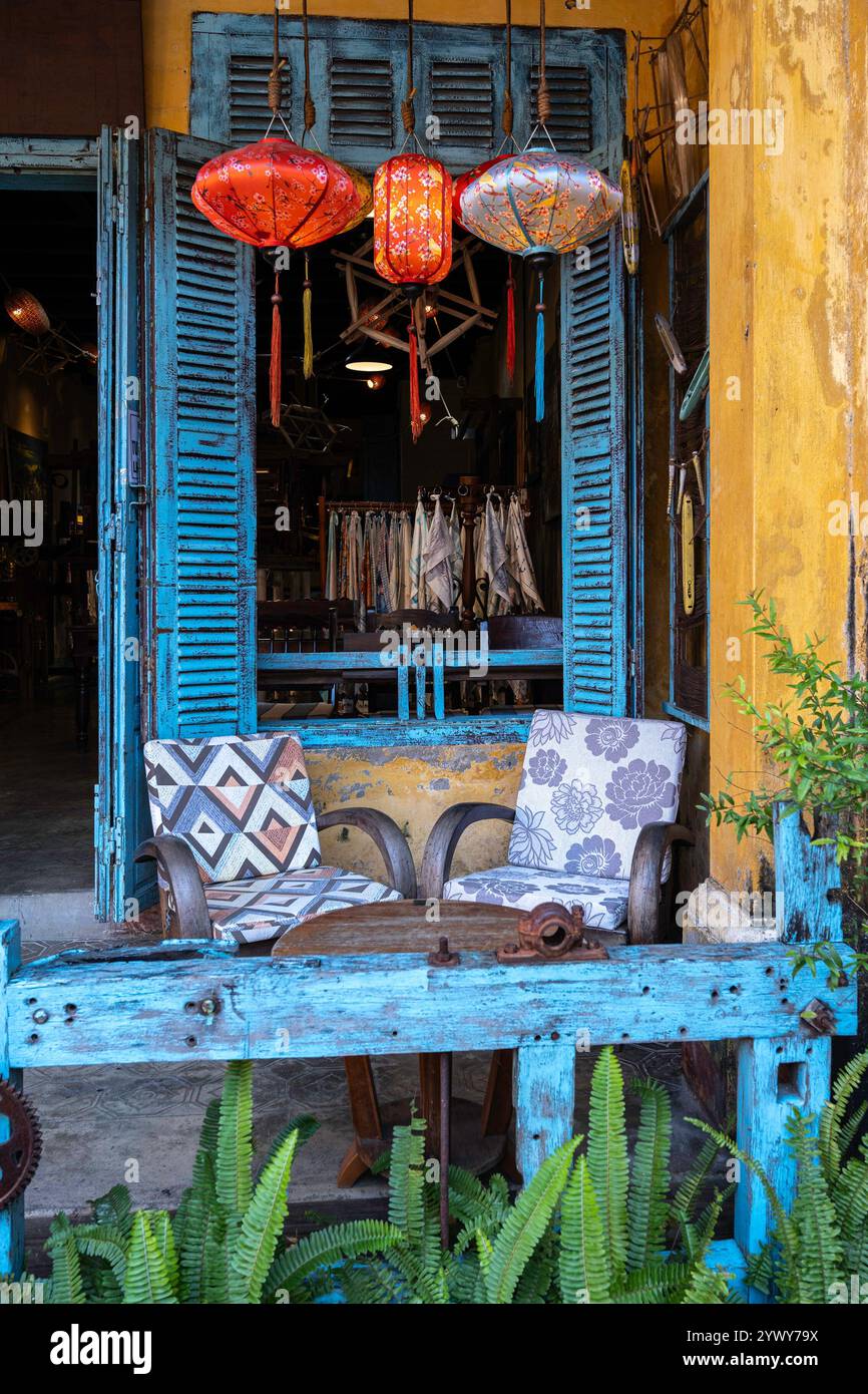 Vietnam, Hoi An, 2024-02-19, città vecchia, negozi, decorazione, blu, lanterna, poltrona, finestra, seta, vintage, terrazza, ispirazione, boheme, etnico chic Foto Stock