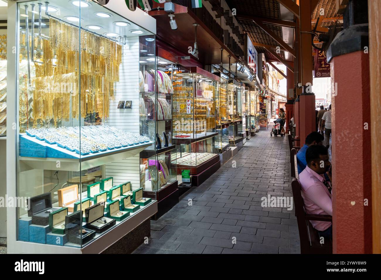 Dubai, Emirati Arabi Uniti - 16 marzo 2023: Persone all'interno del mercato dell'oro di Dubai durante un giorno Foto Stock