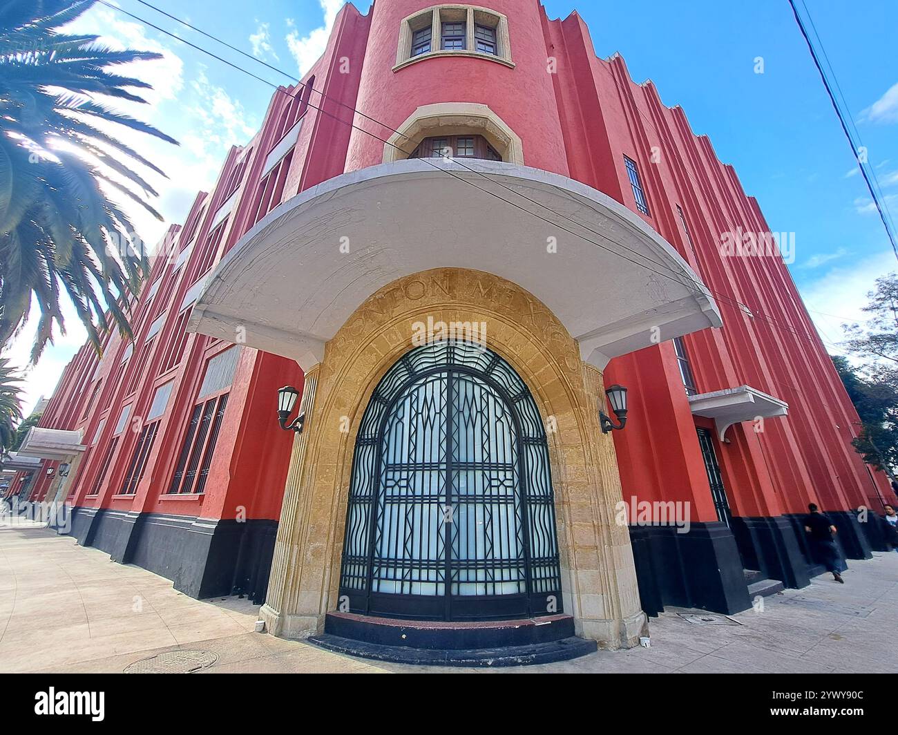 Città del Messico, Messico - 23 agosto 2023: Fronton Mexico è un luogo di ritrovo di pelota basca situato in Plaza de la Repblica in CDMX, un centro di intrattenimento Foto Stock