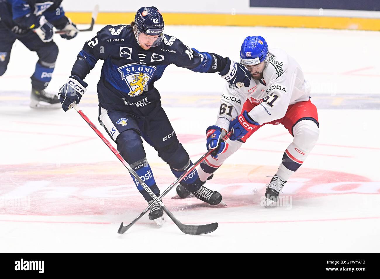 Pardubice, Repubblica Ceca. 12 dicembre 2024. L-R Robin Salo (fin) e Martin Kaut (CZE) in azione durante la partita tra Repubblica Ceca e Finlandia degli Swiss Hockey Games, parte dell'Euro Hockey Tour, a Pardubice, Repubblica Ceca, 12 dicembre 2024. Crediti: Josef Vostarek/CTK Photo/Alamy Live News Foto Stock