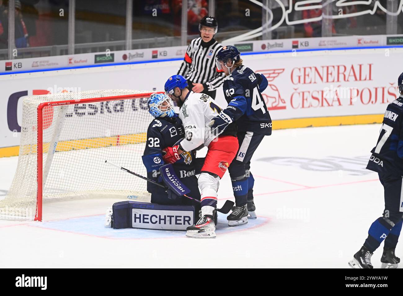 Pardubice, Repubblica Ceca. 12 dicembre 2024. L-R portiere Emil Larmi (fin), Jiri Smejkal (CZE) e Robin Salo (fin) in azione durante la partita Repubblica Ceca contro Finlandia dei Giochi svizzeri di hockey, parte dell'Euro Hockey Tour, a Pardubice, Repubblica Ceca, 12 dicembre 2024. Crediti: Josef Vostarek/CTK Photo/Alamy Live News Foto Stock