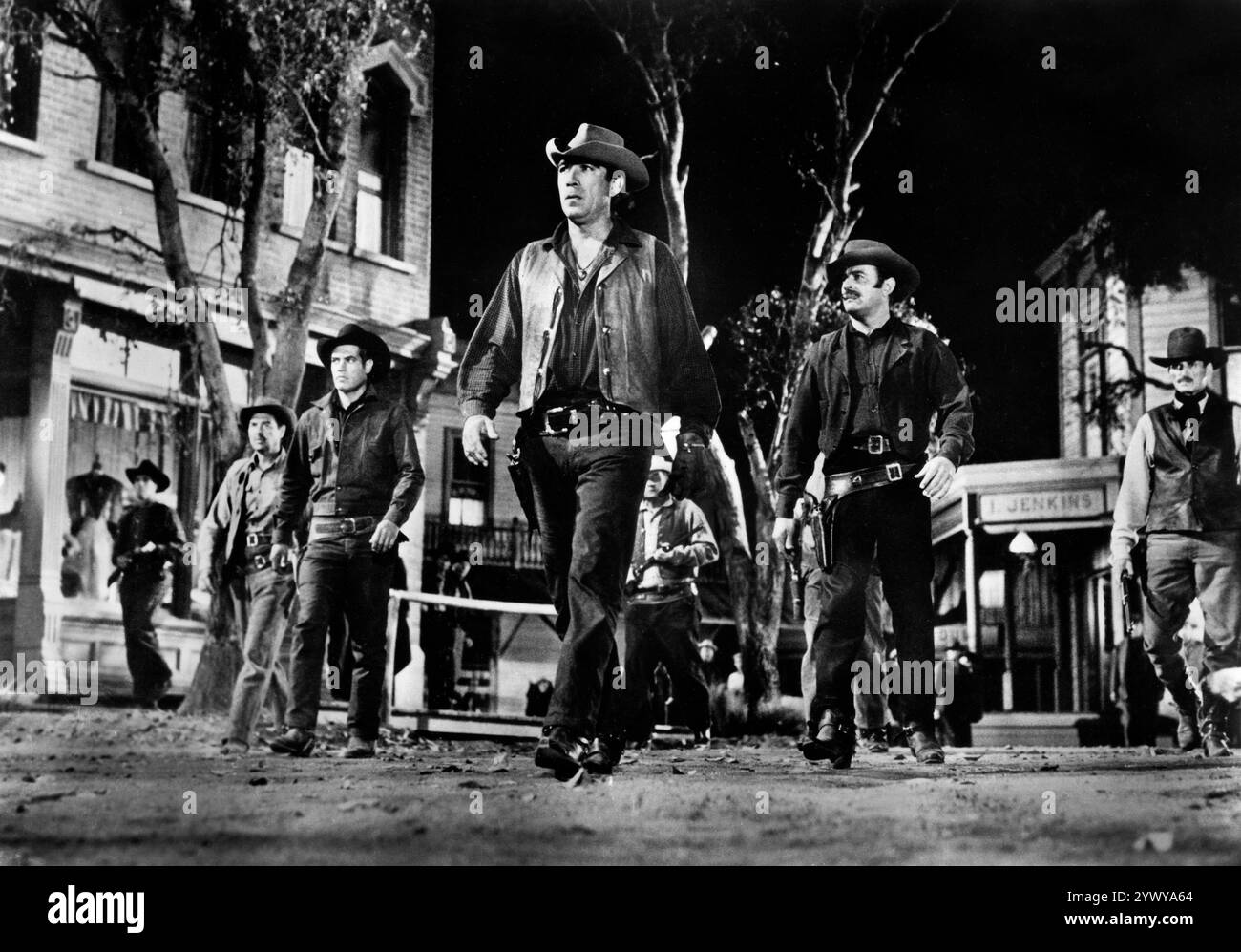 Anthony Quinn, Brad Dexter, sul set del film western, 'Last Train from Gun Hill', Paramount Pictures, 1959 Foto Stock