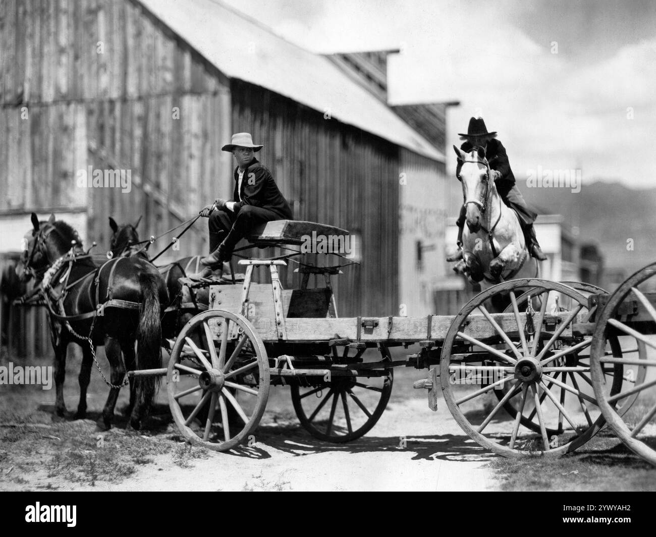 Fred Thomson (saltando su un carro a cavallo), sul set del film muto western, "Jesse James", Paramount Pictures, 1927 Foto Stock