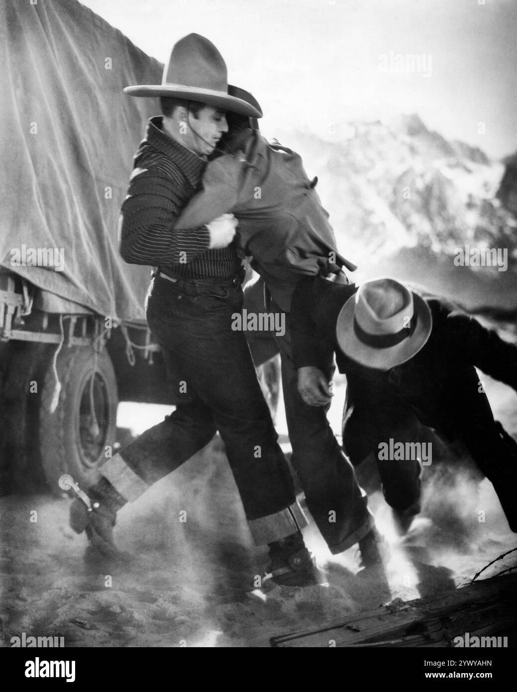 George o'Brien (a sinistra), sul set del film western, 'Hollywood Cowboy', aka 'Wings Over Wyoming', RKO radio Pictures, 1937 Foto Stock