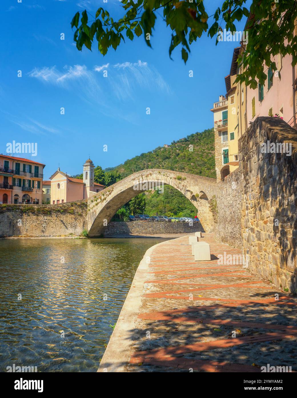 Ponte vecchio a Dolceacqua. Il ponte medievale fu dipinto da Claude Monet. Riviera di Ponente, Provincia di Imperia, regione Liguria, Italia Foto Stock