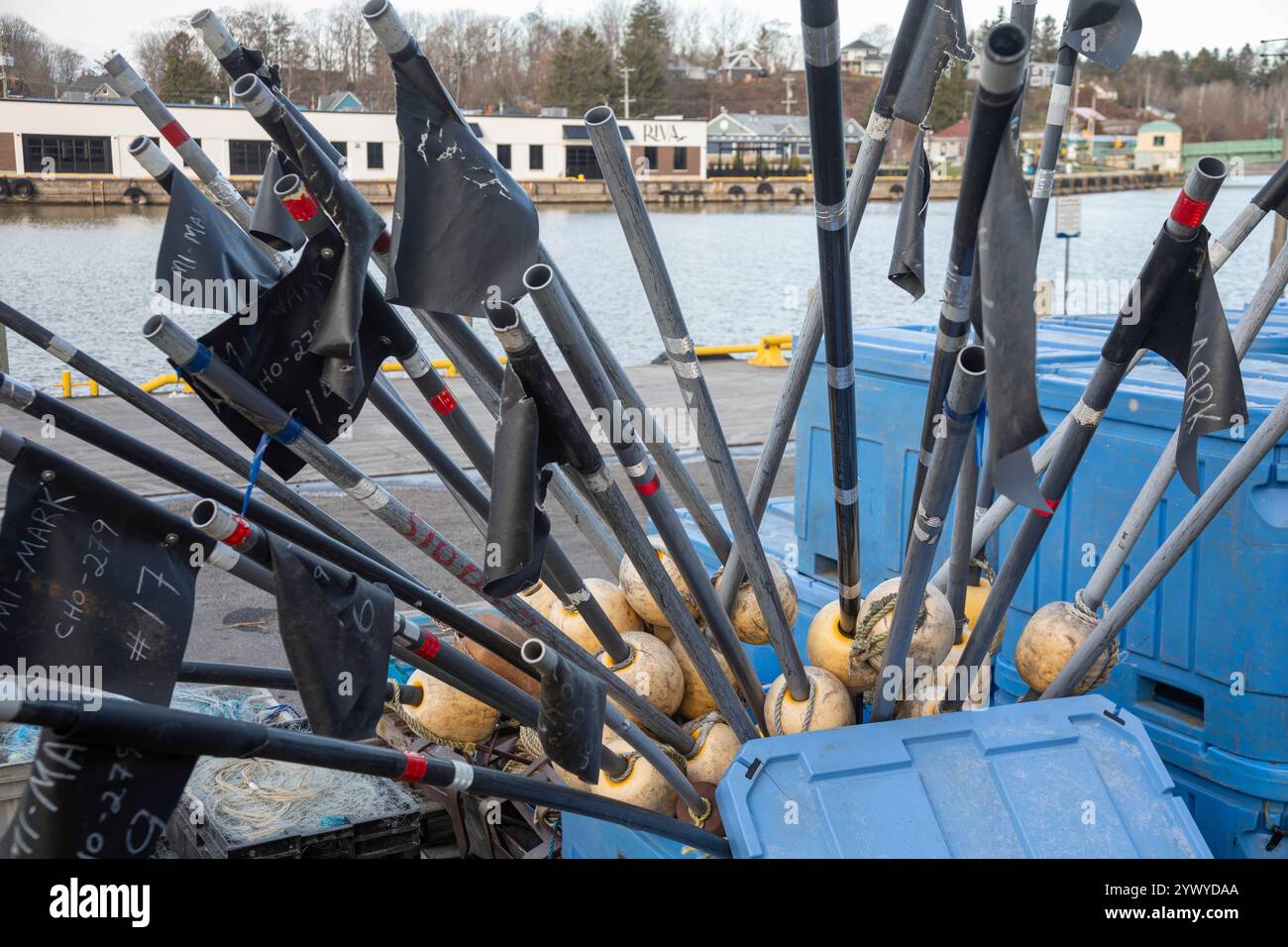 Port Stanley, Ontario Canada - Bandiere utilizzate per segnare la posizione delle reti da pesca su un molo nel porto di Port Stanley. Foto Stock
