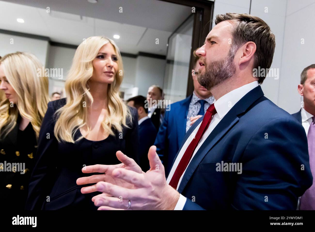 New York, Stati Uniti. 12 dicembre 2024. La Borsa di New York dà il benvenuto al presidente eletto degli Stati Uniti Donald J. Trump, oggi, giovedì 12 dicembre 2024, per onorare il presidente eletto Donald J. Trump che è stato nominato persona dell'anno DEL TEMPO. Per onorare l'occasione, il presidente eletto degli Stati Uniti Donald J. Trump suona il Bell® di apertura, affiancato dal CEO di ICE Jeff Sprecher, dal CEO di TIME Jessica Sibley e dal presidente della NYSE Lynn Martin. (Foto di NYSE Group via Credit: SIPA USA/Alamy Live News Foto Stock