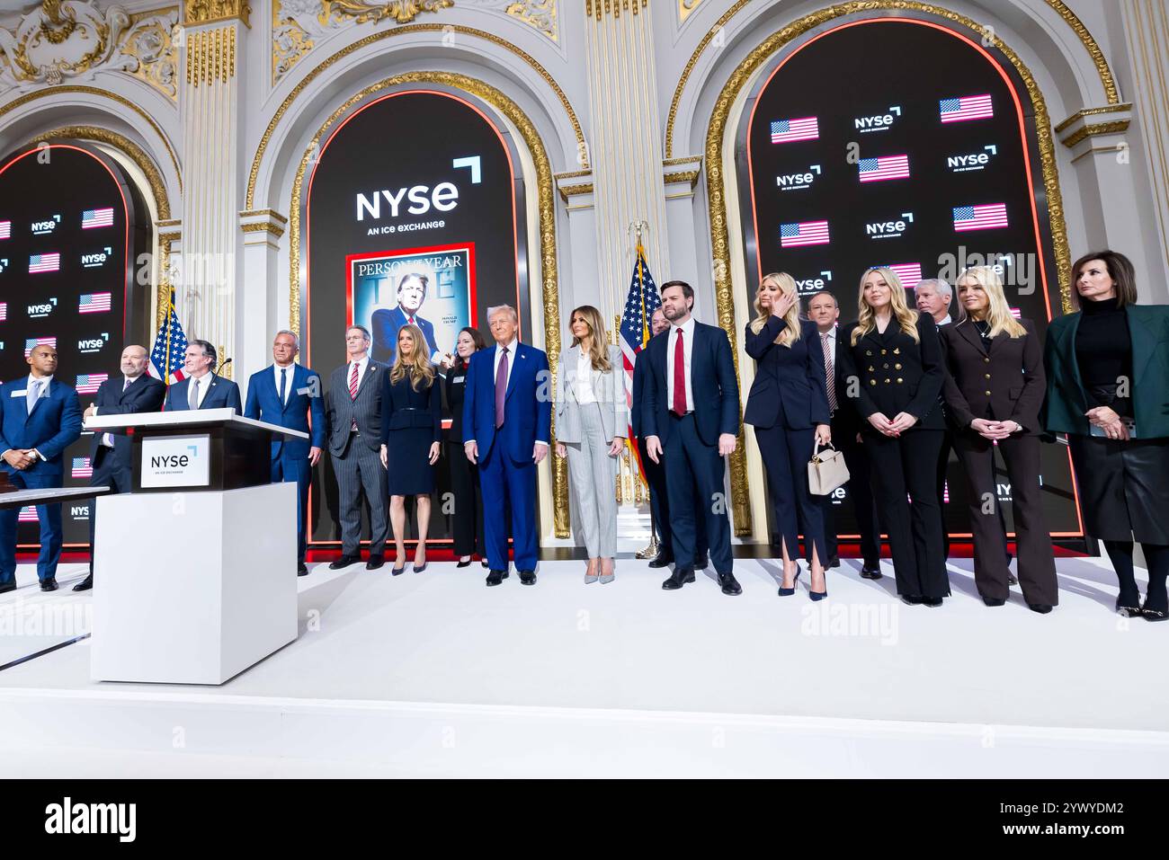 New York, Stati Uniti. 12 dicembre 2024. La Borsa di New York dà il benvenuto al presidente eletto degli Stati Uniti Donald J. Trump, oggi, giovedì 12 dicembre 2024, per onorare il presidente eletto Donald J. Trump che è stato nominato persona dell'anno DEL TEMPO. Per onorare l'occasione, il presidente eletto degli Stati Uniti Donald J. Trump suona il Bell® di apertura, affiancato dal CEO di ICE Jeff Sprecher, dal CEO di TIME Jessica Sibley e dal presidente della NYSE Lynn Martin. (Foto di NYSE Group via Credit: SIPA USA/Alamy Live News Foto Stock