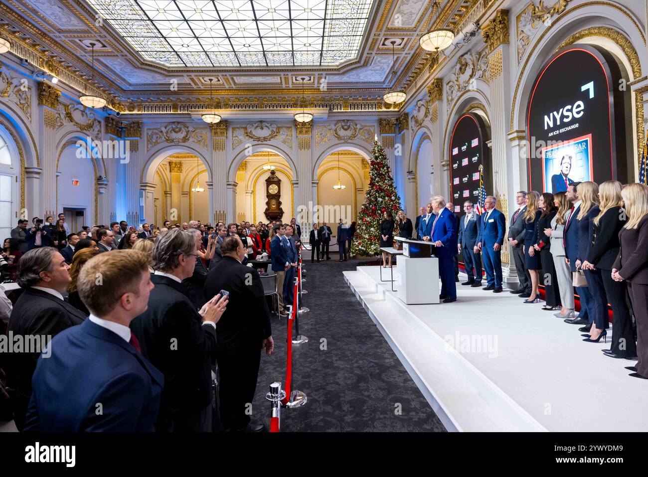 New York, Stati Uniti. 12 dicembre 2024. La Borsa di New York dà il benvenuto al presidente eletto degli Stati Uniti Donald J. Trump, oggi, giovedì 12 dicembre 2024, per onorare il presidente eletto Donald J. Trump che è stato nominato persona dell'anno DEL TEMPO. Per onorare l'occasione, il presidente eletto degli Stati Uniti Donald J. Trump suona il Bell® di apertura, affiancato dal CEO di ICE Jeff Sprecher, dal CEO di TIME Jessica Sibley e dal presidente della NYSE Lynn Martin. (Foto di NYSE Group via Credit: SIPA USA/Alamy Live News Foto Stock