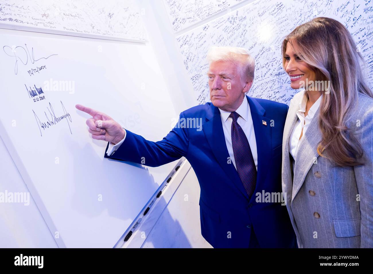 New York, Stati Uniti. 12 dicembre 2024. La Borsa di New York dà il benvenuto al presidente eletto degli Stati Uniti Donald J. Trump, oggi, giovedì 12 dicembre 2024, per onorare il presidente eletto Donald J. Trump che è stato nominato persona dell'anno DEL TEMPO. Per onorare l'occasione, il presidente eletto degli Stati Uniti Donald J. Trump suona il Bell® di apertura, affiancato dal CEO di ICE Jeff Sprecher, dal CEO di TIME Jessica Sibley e dal presidente della NYSE Lynn Martin. (Foto di NYSE Group via Credit: SIPA USA/Alamy Live News Foto Stock