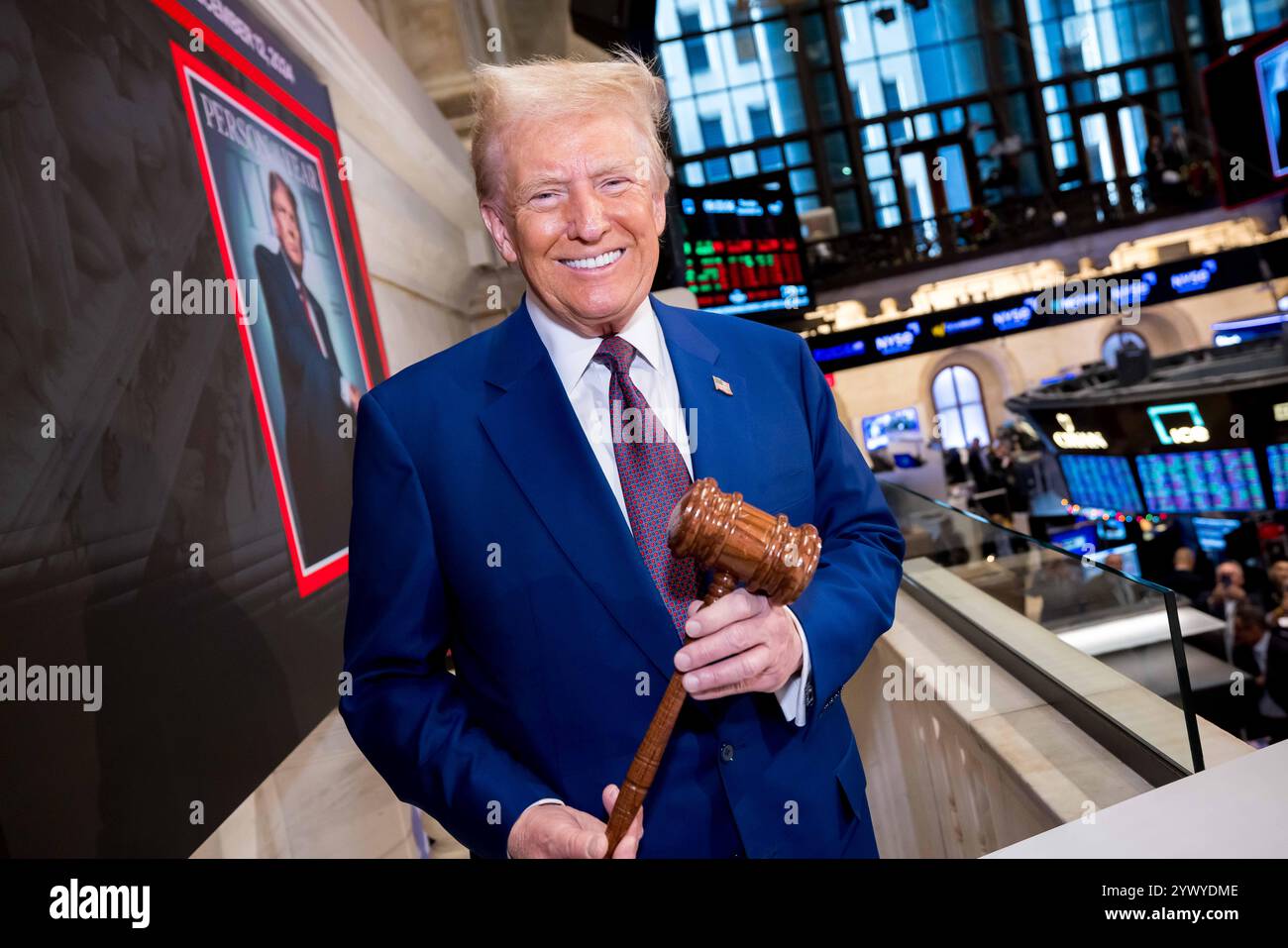 New York, Stati Uniti. 12 dicembre 2024. La Borsa di New York dà il benvenuto al presidente eletto degli Stati Uniti Donald J. Trump, oggi, giovedì 12 dicembre 2024, per onorare il presidente eletto Donald J. Trump che è stato nominato persona dell'anno DEL TEMPO. Per onorare l'occasione, il presidente eletto degli Stati Uniti Donald J. Trump suona il Bell® di apertura, affiancato dal CEO di ICE Jeff Sprecher, dal CEO di TIME Jessica Sibley e dal presidente della NYSE Lynn Martin. (Foto di NYSE Group via Credit: SIPA USA/Alamy Live News Foto Stock