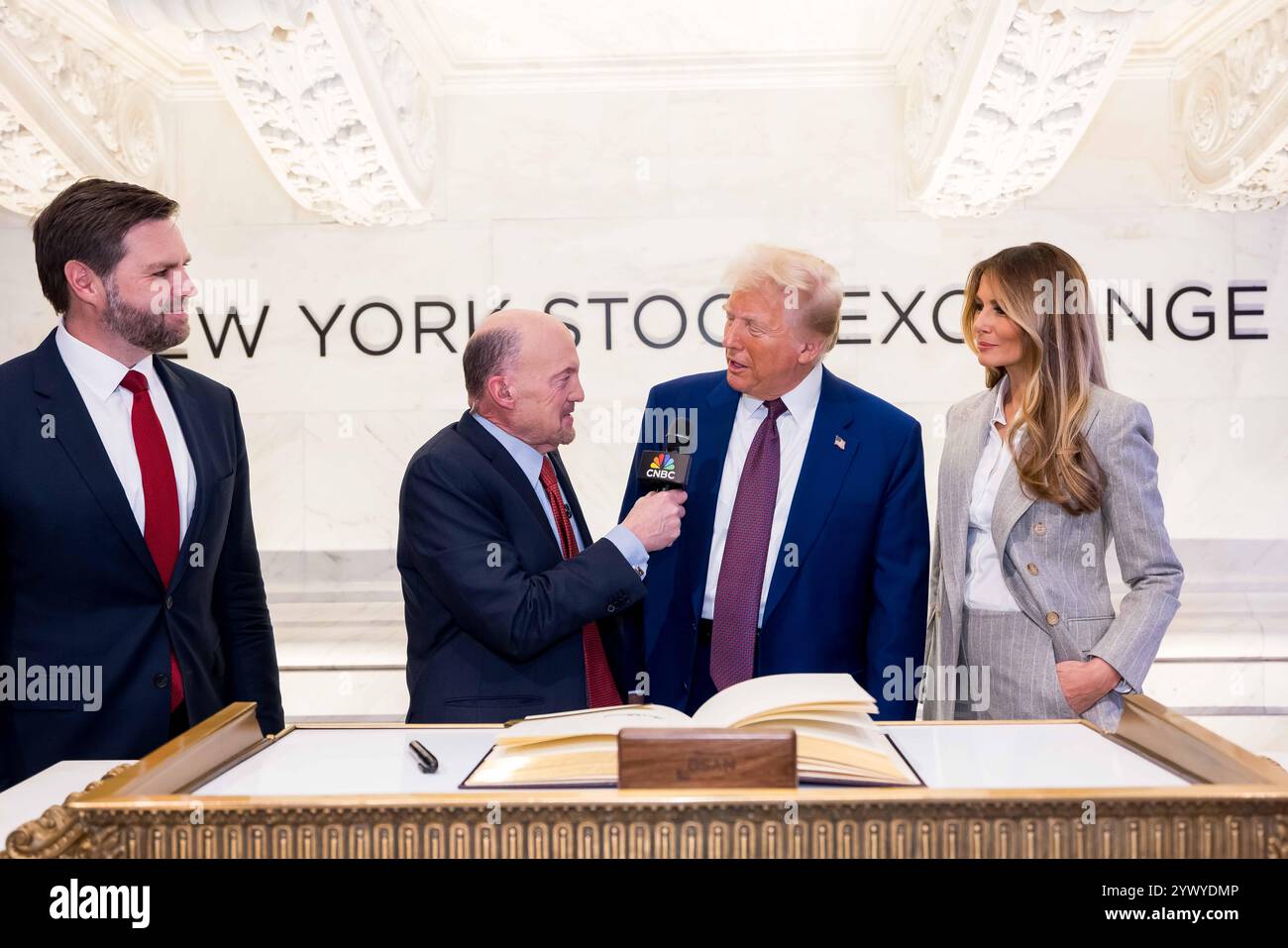 New York, Stati Uniti. 12 dicembre 2024. La Borsa di New York dà il benvenuto al presidente eletto degli Stati Uniti Donald J. Trump, oggi, giovedì 12 dicembre 2024, per onorare il presidente eletto Donald J. Trump che è stato nominato persona dell'anno DEL TEMPO. Per onorare l'occasione, il presidente eletto degli Stati Uniti Donald J. Trump suona il Bell® di apertura, affiancato dal CEO di ICE Jeff Sprecher, dal CEO di TIME Jessica Sibley e dal presidente della NYSE Lynn Martin. (Foto di NYSE Group via Credit: SIPA USA/Alamy Live News Foto Stock