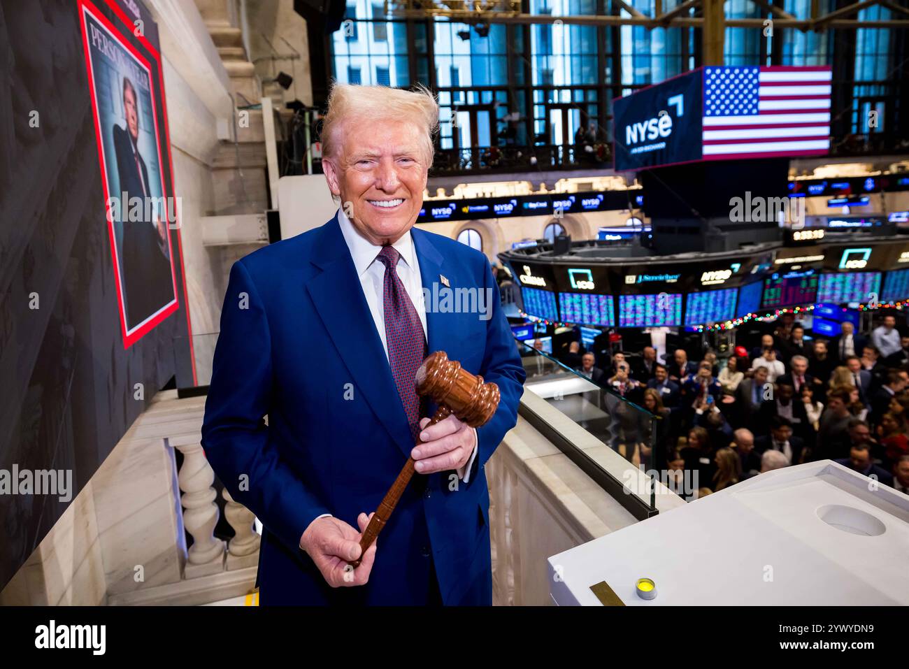 New York, Stati Uniti. 12 dicembre 2024. La Borsa di New York dà il benvenuto al presidente eletto degli Stati Uniti Donald J. Trump, oggi, giovedì 12 dicembre 2024, per onorare il presidente eletto Donald J. Trump che è stato nominato persona dell'anno DEL TEMPO. Per onorare l'occasione, il presidente eletto degli Stati Uniti Donald J. Trump suona il Bell® di apertura, affiancato dal CEO di ICE Jeff Sprecher, dal CEO di TIME Jessica Sibley e dal presidente della NYSE Lynn Martin. (Foto di NYSE Group via Credit: SIPA USA/Alamy Live News Foto Stock