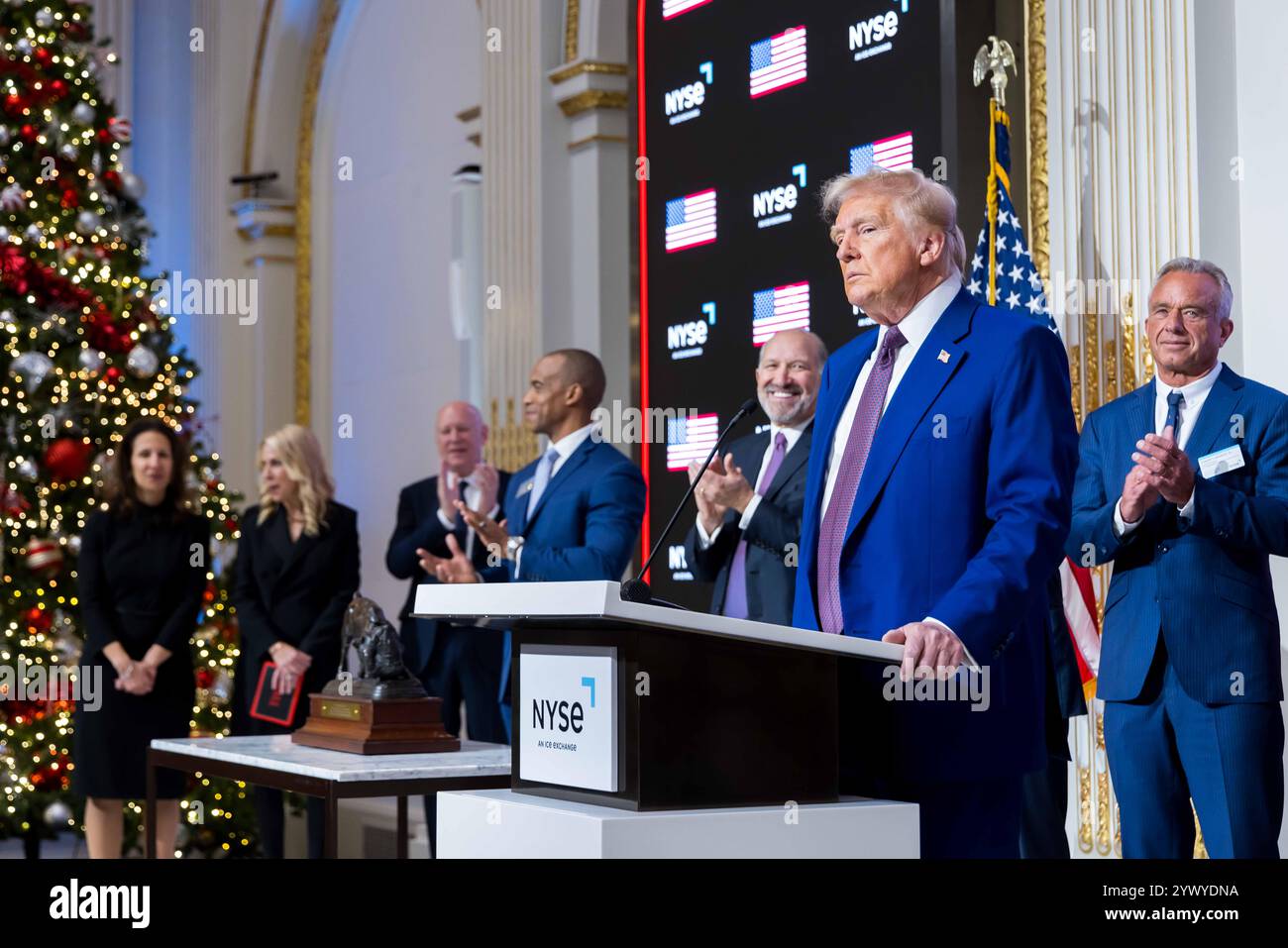 New York, Stati Uniti. 12 dicembre 2024. La Borsa di New York dà il benvenuto al presidente eletto degli Stati Uniti Donald J. Trump, oggi, giovedì 12 dicembre 2024, per onorare il presidente eletto Donald J. Trump che è stato nominato persona dell'anno DEL TEMPO. Per onorare l'occasione, il presidente eletto degli Stati Uniti Donald J. Trump suona il Bell® di apertura, affiancato dal CEO di ICE Jeff Sprecher, dal CEO di TIME Jessica Sibley e dal presidente della NYSE Lynn Martin. (Foto di NYSE Group via Credit: SIPA USA/Alamy Live News Foto Stock