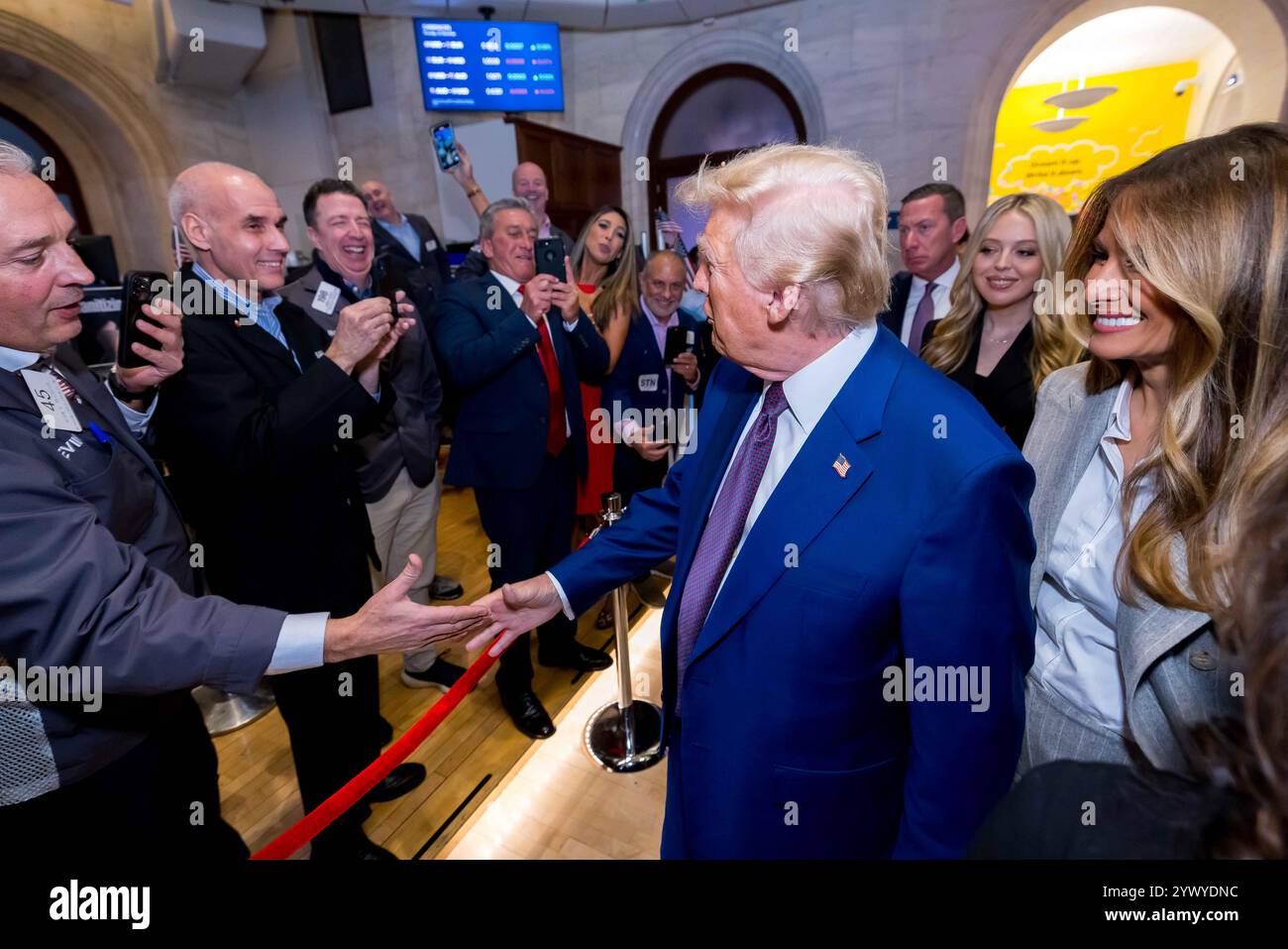 New York, Stati Uniti. 12 dicembre 2024. La Borsa di New York dà il benvenuto al presidente eletto degli Stati Uniti Donald J. Trump, oggi, giovedì 12 dicembre 2024, per onorare il presidente eletto Donald J. Trump che è stato nominato persona dell'anno DEL TEMPO. Per onorare l'occasione, il presidente eletto degli Stati Uniti Donald J. Trump suona il Bell® di apertura, affiancato dal CEO di ICE Jeff Sprecher, dal CEO di TIME Jessica Sibley e dal presidente della NYSE Lynn Martin. (Foto di NYSE Group via Credit: SIPA USA/Alamy Live News Foto Stock