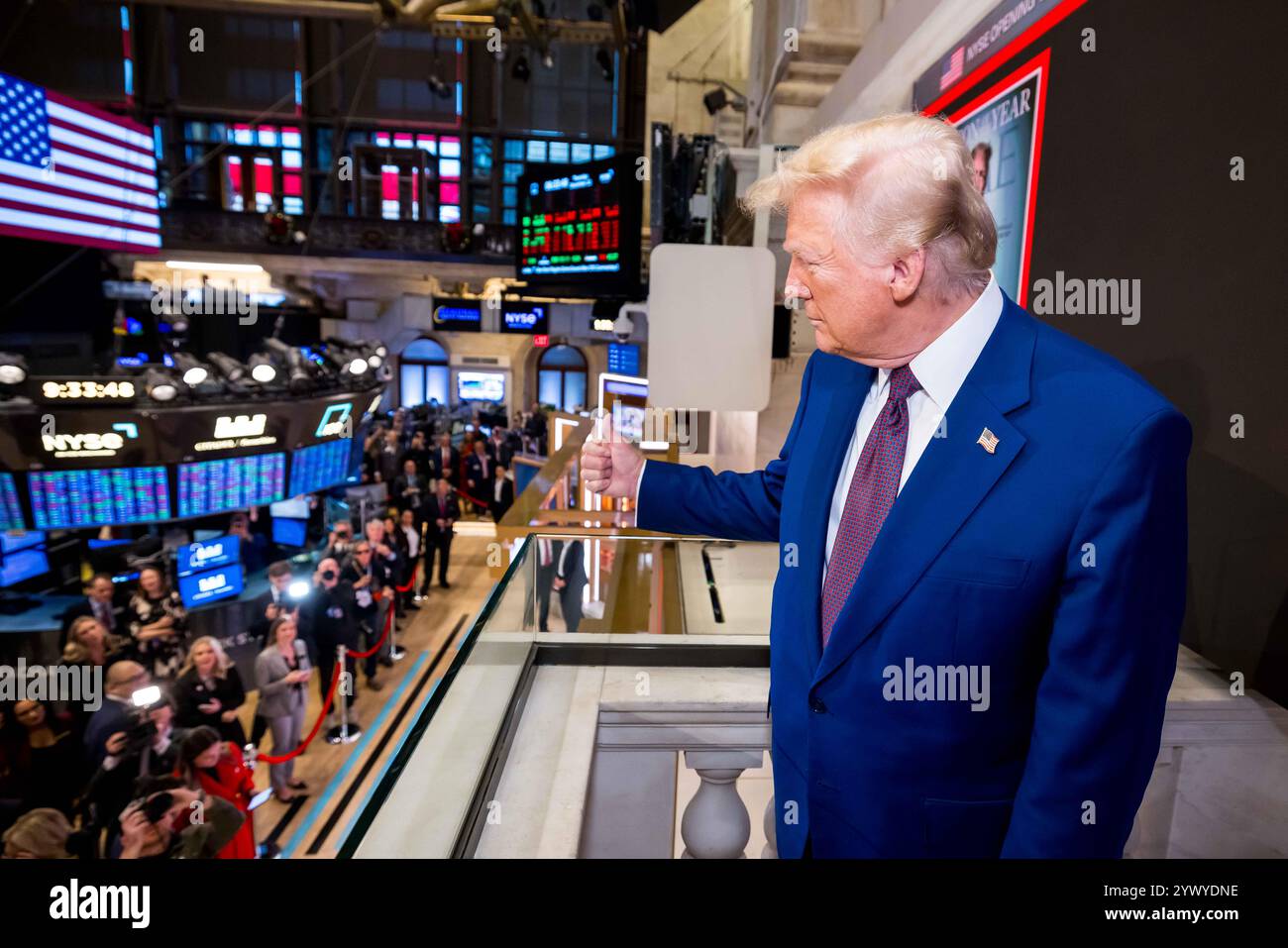 New York, Stati Uniti. 12 dicembre 2024. La Borsa di New York dà il benvenuto al presidente eletto degli Stati Uniti Donald J. Trump, oggi, giovedì 12 dicembre 2024, per onorare il presidente eletto Donald J. Trump che è stato nominato persona dell'anno DEL TEMPO. Per onorare l'occasione, il presidente eletto degli Stati Uniti Donald J. Trump suona il Bell® di apertura, affiancato dal CEO di ICE Jeff Sprecher, dal CEO di TIME Jessica Sibley e dal presidente della NYSE Lynn Martin. (Foto di NYSE Group via Credit: SIPA USA/Alamy Live News Foto Stock