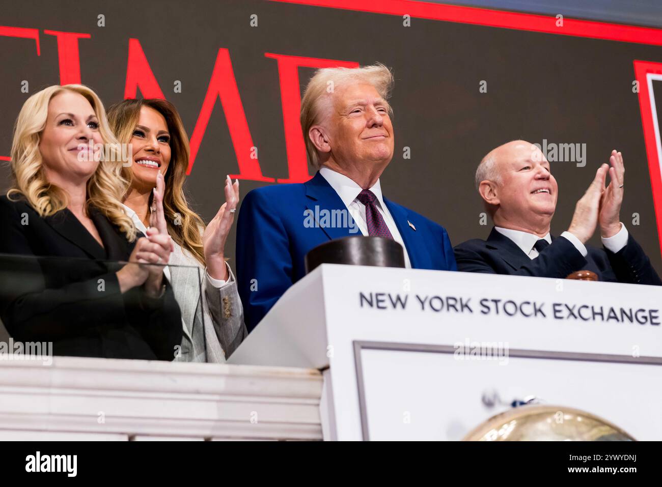 New York, Stati Uniti. 12 dicembre 2024. La Borsa di New York dà il benvenuto al presidente eletto degli Stati Uniti Donald J. Trump, oggi, giovedì 12 dicembre 2024, per onorare il presidente eletto Donald J. Trump che è stato nominato persona dell'anno DEL TEMPO. Per onorare l'occasione, il presidente eletto degli Stati Uniti Donald J. Trump suona il Bell® di apertura, affiancato dal CEO di ICE Jeff Sprecher, dal CEO di TIME Jessica Sibley e dal presidente della NYSE Lynn Martin. (Foto di NYSE Group via Credit: SIPA USA/Alamy Live News Foto Stock