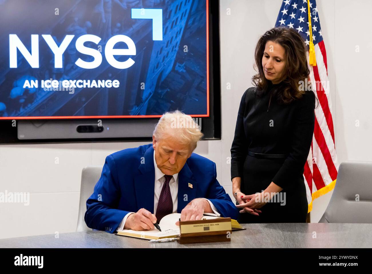 New York, Stati Uniti. 12 dicembre 2024. La Borsa di New York dà il benvenuto al presidente eletto degli Stati Uniti Donald J. Trump, oggi, giovedì 12 dicembre 2024, per onorare il presidente eletto Donald J. Trump che è stato nominato persona dell'anno DEL TEMPO. Per onorare l'occasione, il presidente eletto degli Stati Uniti Donald J. Trump suona il Bell® di apertura, affiancato dal CEO di ICE Jeff Sprecher, dal CEO di TIME Jessica Sibley e dal presidente della NYSE Lynn Martin. (Foto di NYSE Group via Credit: SIPA USA/Alamy Live News Foto Stock