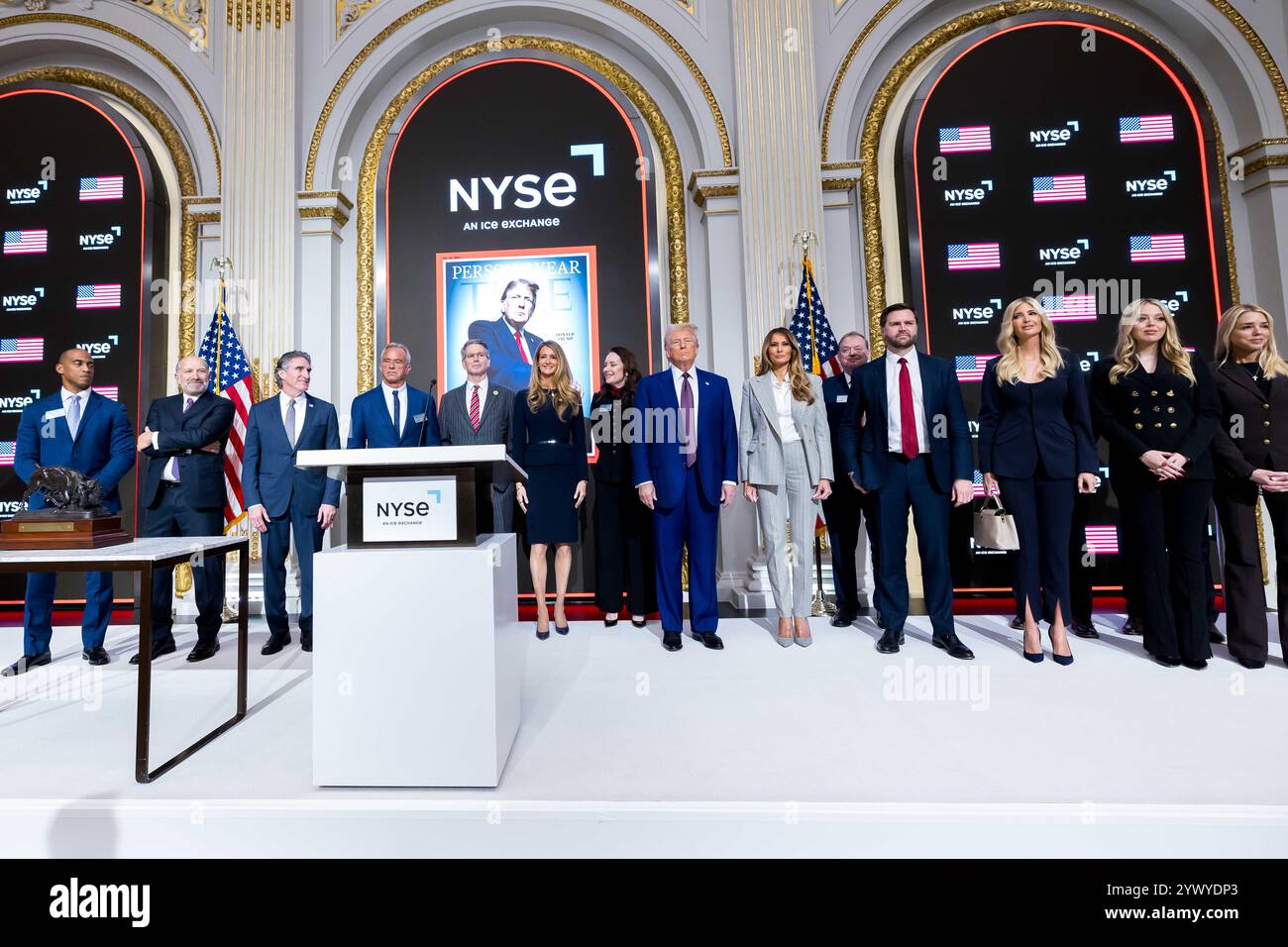 New York, Stati Uniti. 12 dicembre 2024. La Borsa di New York dà il benvenuto al presidente eletto degli Stati Uniti Donald J. Trump, oggi, giovedì 12 dicembre 2024, per onorare il presidente eletto Donald J. Trump che è stato nominato persona dell'anno DEL TEMPO. Per onorare l'occasione, il presidente eletto degli Stati Uniti Donald J. Trump suona il Bell® di apertura, affiancato dal CEO di ICE Jeff Sprecher, dal CEO di TIME Jessica Sibley e dal presidente della NYSE Lynn Martin. (Foto di NYSE Group via Credit: SIPA USA/Alamy Live News Foto Stock