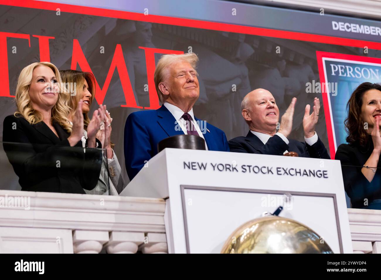 New York, Stati Uniti. 12 dicembre 2024. La Borsa di New York dà il benvenuto al presidente eletto degli Stati Uniti Donald J. Trump, oggi, giovedì 12 dicembre 2024, per onorare il presidente eletto Donald J. Trump che è stato nominato persona dell'anno DEL TEMPO. Per onorare l'occasione, il presidente eletto degli Stati Uniti Donald J. Trump suona il Bell® di apertura, affiancato dal CEO di ICE Jeff Sprecher, dal CEO di TIME Jessica Sibley e dal presidente della NYSE Lynn Martin. (Foto di NYSE Group via Credit: SIPA USA/Alamy Live News Foto Stock