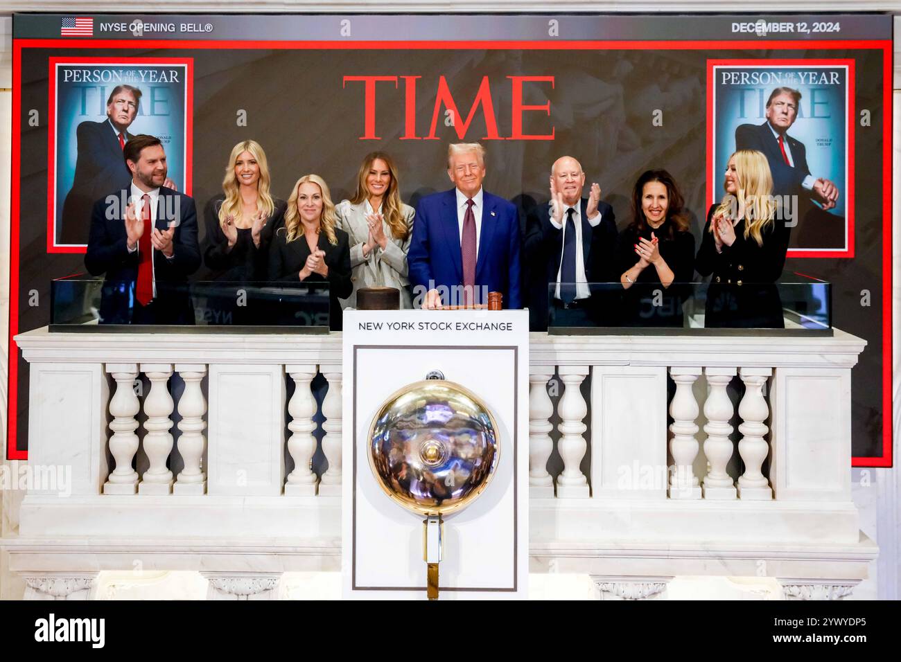 New York, Stati Uniti. 12 dicembre 2024. La Borsa di New York dà il benvenuto al presidente eletto degli Stati Uniti Donald J. Trump, oggi, giovedì 12 dicembre 2024, per onorare il presidente eletto Donald J. Trump che è stato nominato persona dell'anno DEL TEMPO. Per onorare l'occasione, il presidente eletto degli Stati Uniti Donald J. Trump suona il Bell® di apertura, affiancato dal CEO di ICE Jeff Sprecher, dal CEO di TIME Jessica Sibley e dal presidente della NYSE Lynn Martin. (Foto di NYSE Group via Credit: SIPA USA/Alamy Live News Foto Stock