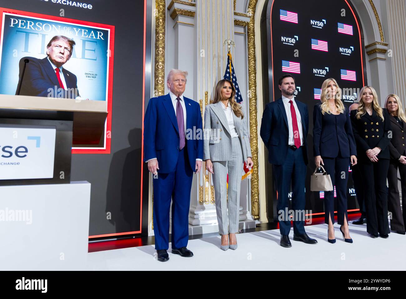 New York, Stati Uniti. 12 dicembre 2024. La Borsa di New York dà il benvenuto al presidente eletto degli Stati Uniti Donald J. Trump, oggi, giovedì 12 dicembre 2024, per onorare il presidente eletto Donald J. Trump che è stato nominato persona dell'anno DEL TEMPO. Per onorare l'occasione, il presidente eletto degli Stati Uniti Donald J. Trump suona il Bell® di apertura, affiancato dal CEO di ICE Jeff Sprecher, dal CEO di TIME Jessica Sibley e dal presidente della NYSE Lynn Martin. (Foto di NYSE Group via Credit: SIPA USA/Alamy Live News Foto Stock