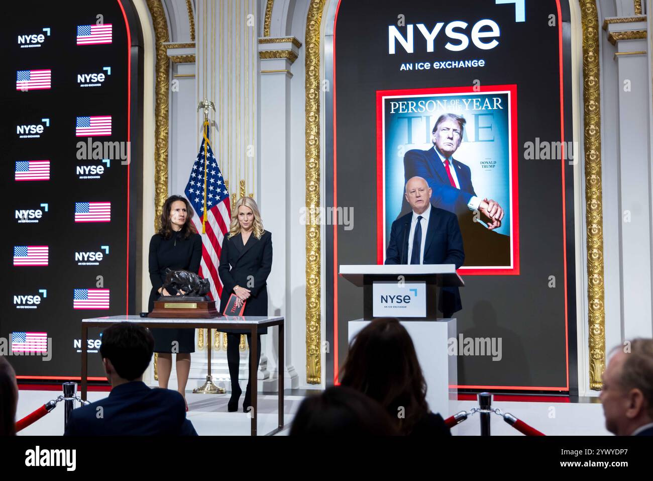 New York, Stati Uniti. 12 dicembre 2024. La Borsa di New York dà il benvenuto al presidente eletto degli Stati Uniti Donald J. Trump, oggi, giovedì 12 dicembre 2024, per onorare il presidente eletto Donald J. Trump che è stato nominato persona dell'anno DEL TEMPO. Per onorare l'occasione, il presidente eletto degli Stati Uniti Donald J. Trump suona il Bell® di apertura, affiancato dal CEO di ICE Jeff Sprecher, dal CEO di TIME Jessica Sibley e dal presidente della NYSE Lynn Martin. (Foto di NYSE Group via Credit: SIPA USA/Alamy Live News Foto Stock