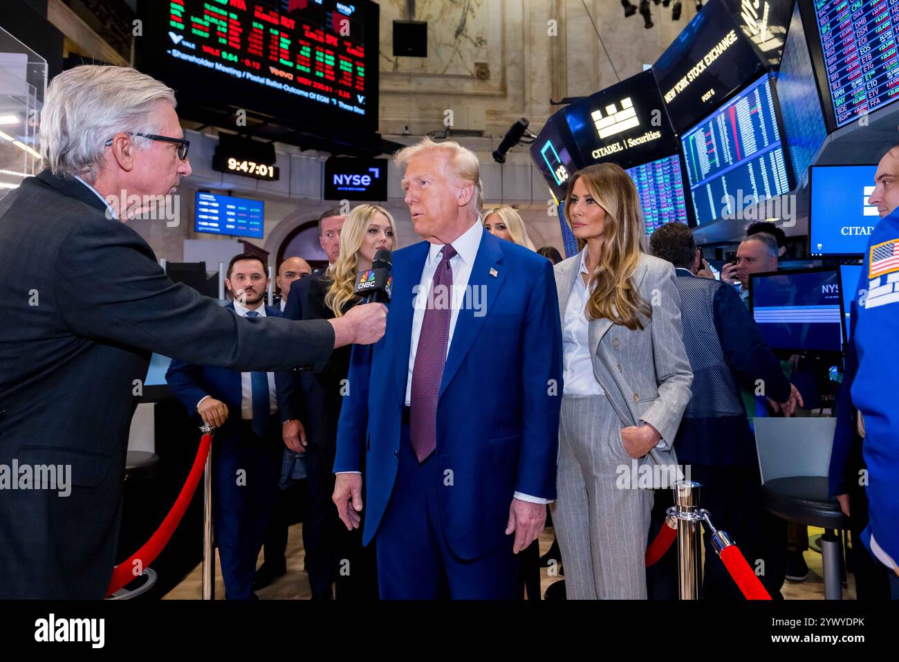 New York, Stati Uniti. 12 dicembre 2024. La Borsa di New York dà il benvenuto al presidente eletto degli Stati Uniti Donald J. Trump, oggi, giovedì 12 dicembre 2024, per onorare il presidente eletto Donald J. Trump che è stato nominato persona dell'anno DEL TEMPO. Per onorare l'occasione, il presidente eletto degli Stati Uniti Donald J. Trump suona il Bell® di apertura, affiancato dal CEO di ICE Jeff Sprecher, dal CEO di TIME Jessica Sibley e dal presidente della NYSE Lynn Martin. (Foto di NYSE Group via Credit: SIPA USA/Alamy Live News Foto Stock