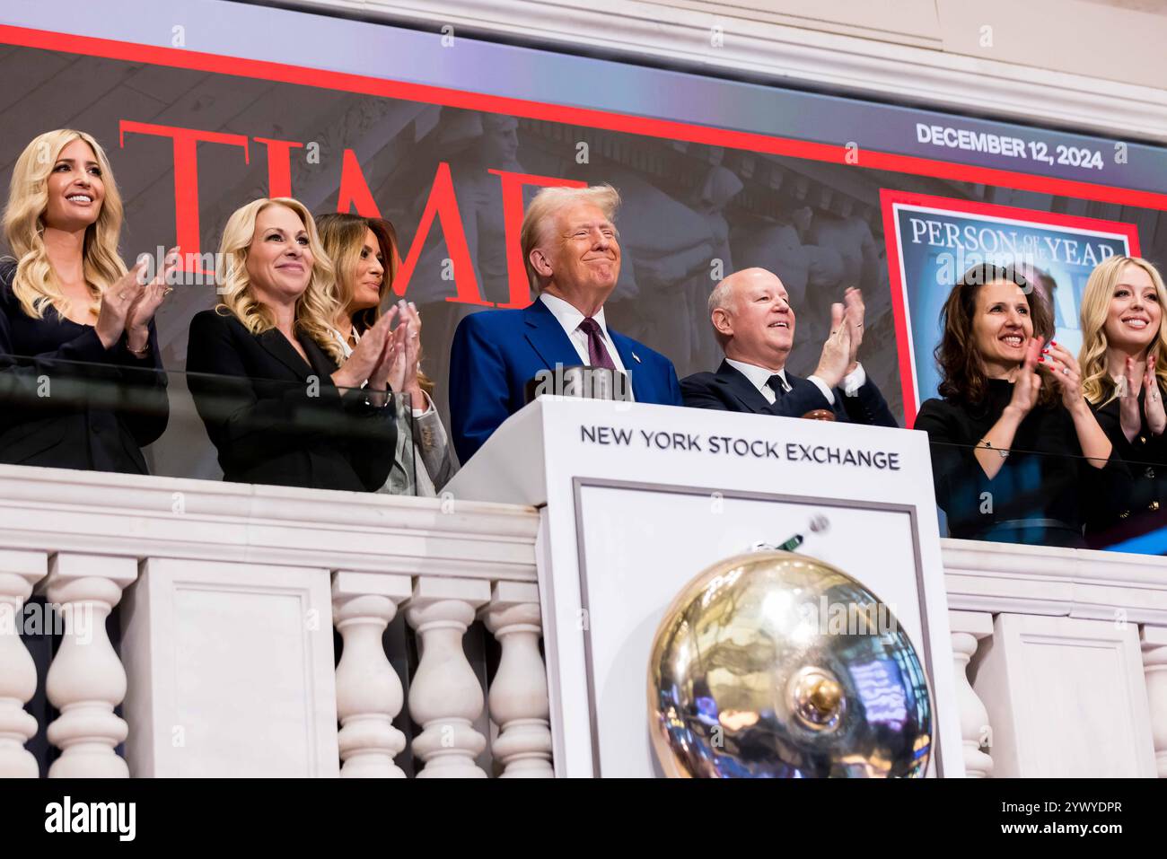New York, Stati Uniti. 12 dicembre 2024. La Borsa di New York dà il benvenuto al presidente eletto degli Stati Uniti Donald J. Trump, oggi, giovedì 12 dicembre 2024, per onorare il presidente eletto Donald J. Trump che è stato nominato persona dell'anno DEL TEMPO. Per onorare l'occasione, il presidente eletto degli Stati Uniti Donald J. Trump suona il Bell® di apertura, affiancato dal CEO di ICE Jeff Sprecher, dal CEO di TIME Jessica Sibley e dal presidente della NYSE Lynn Martin. (Foto di NYSE Group via Credit: SIPA USA/Alamy Live News Foto Stock