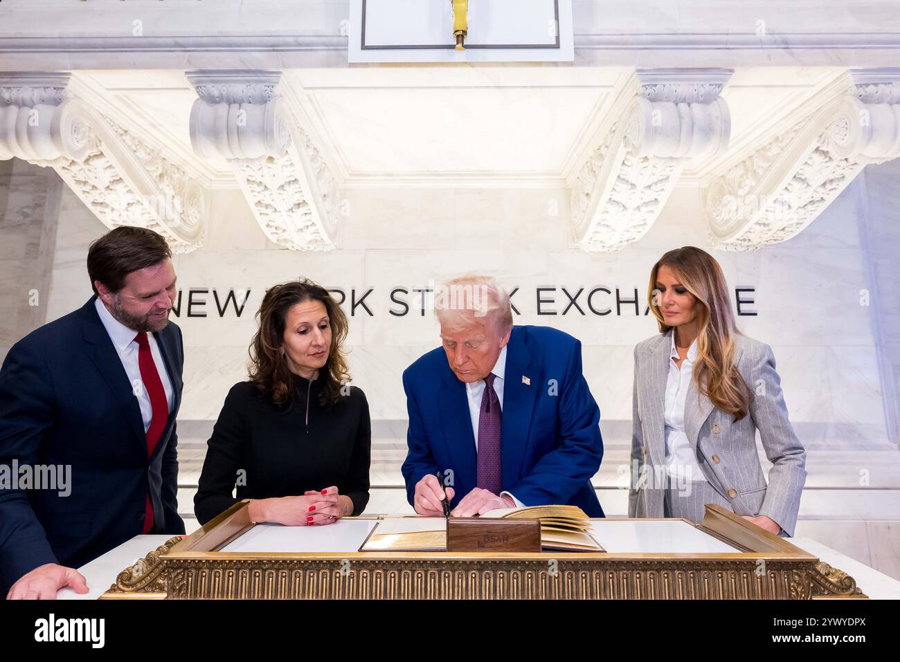 New York, Stati Uniti. 12 dicembre 2024. La Borsa di New York dà il benvenuto al presidente eletto degli Stati Uniti Donald J. Trump, oggi, giovedì 12 dicembre 2024, per onorare il presidente eletto Donald J. Trump che è stato nominato persona dell'anno DEL TEMPO. Per onorare l'occasione, il presidente eletto degli Stati Uniti Donald J. Trump suona il Bell® di apertura, affiancato dal CEO di ICE Jeff Sprecher, dal CEO di TIME Jessica Sibley e dal presidente della NYSE Lynn Martin. (Foto di NYSE Group via Credit: SIPA USA/Alamy Live News Foto Stock