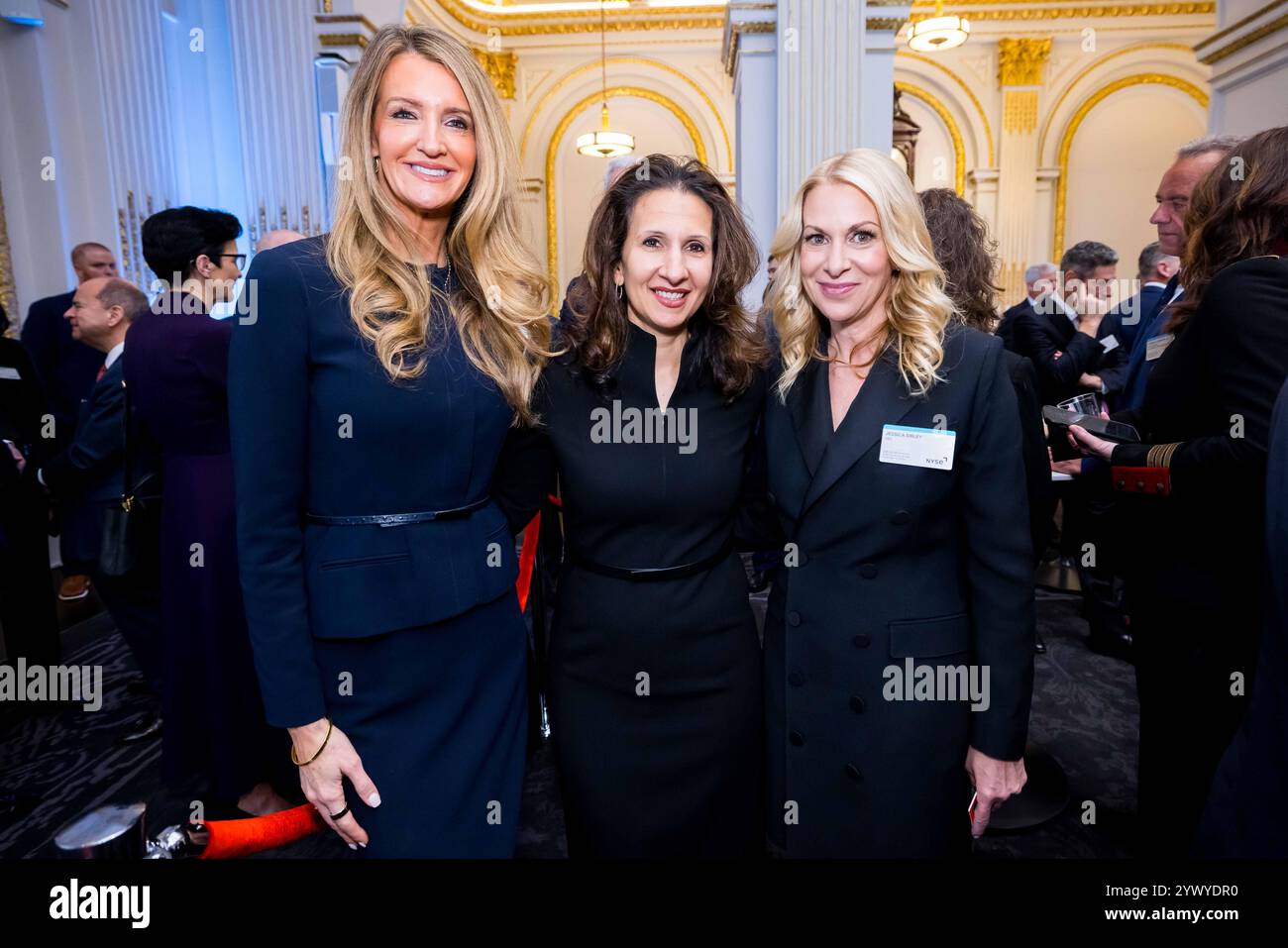 New York, Stati Uniti. 12 dicembre 2024. La Borsa di New York dà il benvenuto al presidente eletto degli Stati Uniti Donald J. Trump, oggi, giovedì 12 dicembre 2024, per onorare il presidente eletto Donald J. Trump che è stato nominato persona dell'anno DEL TEMPO. Per onorare l'occasione, il presidente eletto degli Stati Uniti Donald J. Trump suona il Bell® di apertura, affiancato dal CEO di ICE Jeff Sprecher, dal CEO di TIME Jessica Sibley e dal presidente della NYSE Lynn Martin. (Foto di NYSE Group via Credit: SIPA USA/Alamy Live News Foto Stock