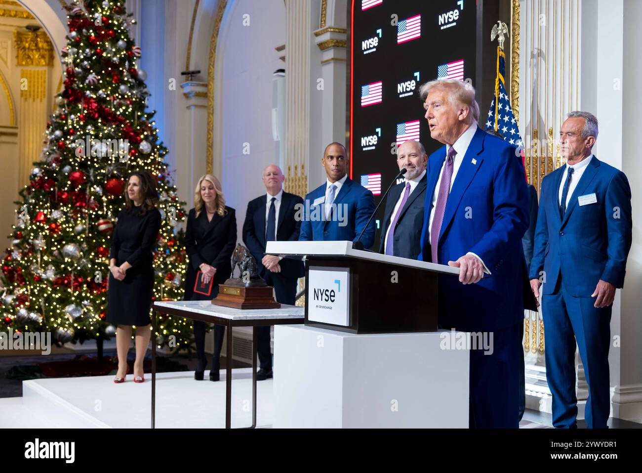 New York, Stati Uniti. 12 dicembre 2024. La Borsa di New York dà il benvenuto al presidente eletto degli Stati Uniti Donald J. Trump, oggi, giovedì 12 dicembre 2024, per onorare il presidente eletto Donald J. Trump che è stato nominato persona dell'anno DEL TEMPO. Per onorare l'occasione, il presidente eletto degli Stati Uniti Donald J. Trump suona il Bell® di apertura, affiancato dal CEO di ICE Jeff Sprecher, dal CEO di TIME Jessica Sibley e dal presidente della NYSE Lynn Martin. (Foto di NYSE Group via Credit: SIPA USA/Alamy Live News Foto Stock
