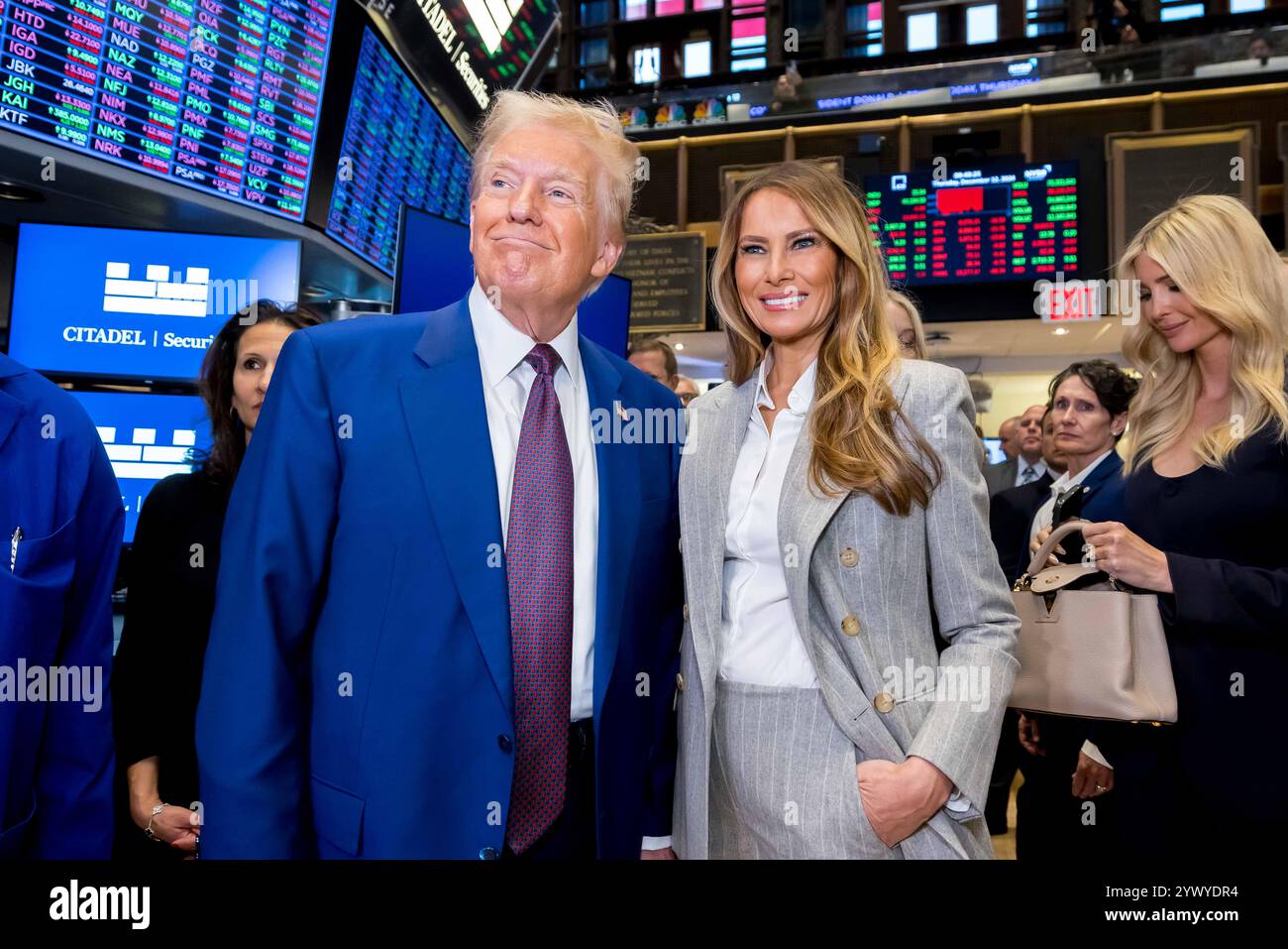 New York, Stati Uniti. 12 dicembre 2024. La Borsa di New York dà il benvenuto al presidente eletto degli Stati Uniti Donald J. Trump, oggi, giovedì 12 dicembre 2024, per onorare il presidente eletto Donald J. Trump che è stato nominato persona dell'anno DEL TEMPO. Per onorare l'occasione, il presidente eletto degli Stati Uniti Donald J. Trump suona il Bell® di apertura, affiancato dal CEO di ICE Jeff Sprecher, dal CEO di TIME Jessica Sibley e dal presidente della NYSE Lynn Martin. (Foto di NYSE Group via Credit: SIPA USA/Alamy Live News Foto Stock