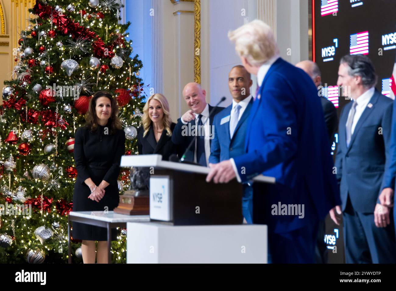 New York, Stati Uniti. 12 dicembre 2024. La Borsa di New York dà il benvenuto al presidente eletto degli Stati Uniti Donald J. Trump, oggi, giovedì 12 dicembre 2024, per onorare il presidente eletto Donald J. Trump che è stato nominato persona dell'anno DEL TEMPO. Per onorare l'occasione, il presidente eletto degli Stati Uniti Donald J. Trump suona il Bell® di apertura, affiancato dal CEO di ICE Jeff Sprecher, dal CEO di TIME Jessica Sibley e dal presidente della NYSE Lynn Martin. (Foto di NYSE Group via Credit: SIPA USA/Alamy Live News Foto Stock