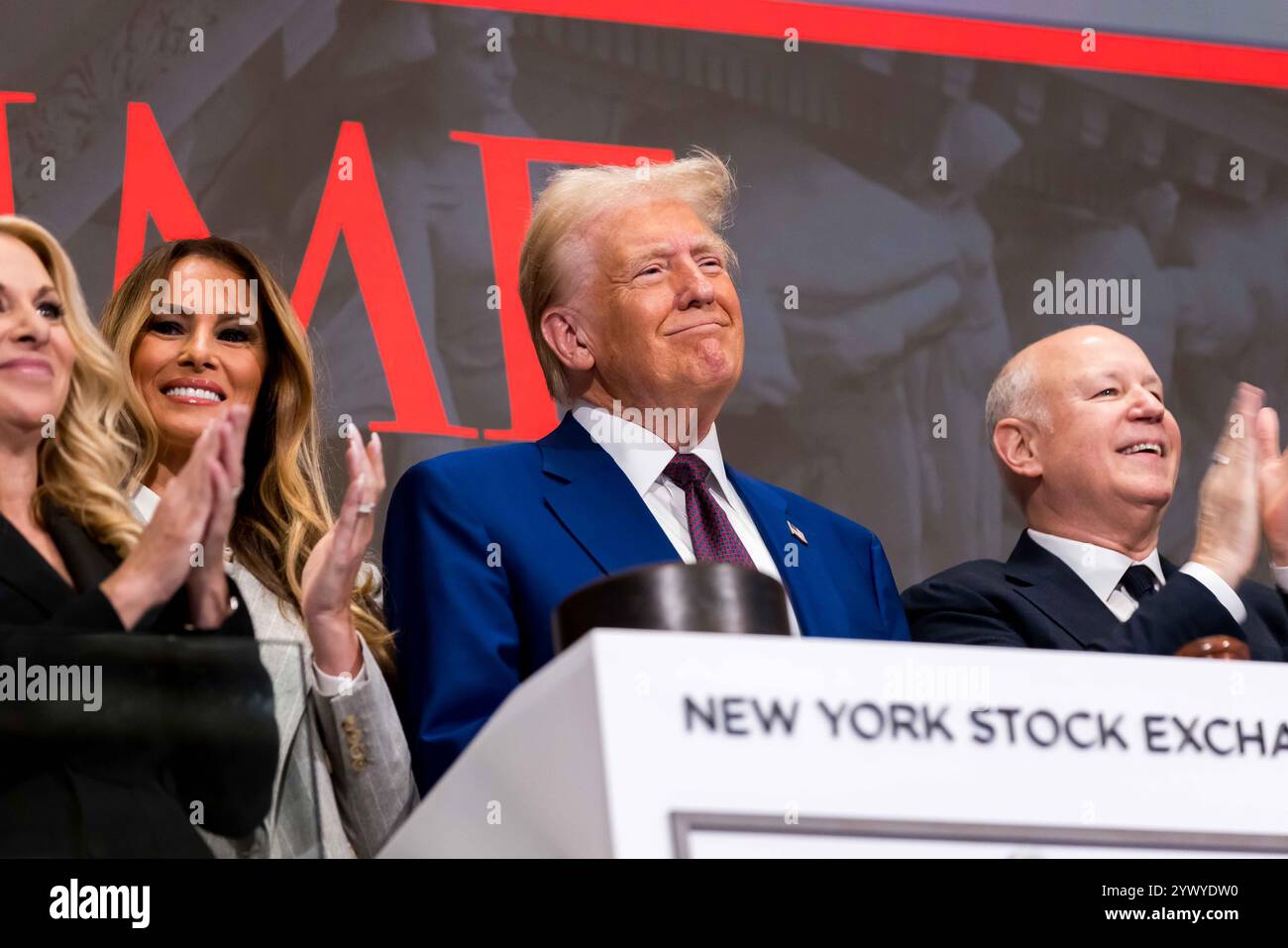 New York, Stati Uniti. 12 dicembre 2024. La Borsa di New York dà il benvenuto al presidente eletto degli Stati Uniti Donald J. Trump, oggi, giovedì 12 dicembre 2024, per onorare il presidente eletto Donald J. Trump che è stato nominato persona dell'anno DEL TEMPO. Per onorare l'occasione, il presidente eletto degli Stati Uniti Donald J. Trump suona il Bell® di apertura, affiancato dal CEO di ICE Jeff Sprecher, dal CEO di TIME Jessica Sibley e dal presidente della NYSE Lynn Martin. (Foto di NYSE Group via Credit: SIPA USA/Alamy Live News Foto Stock
