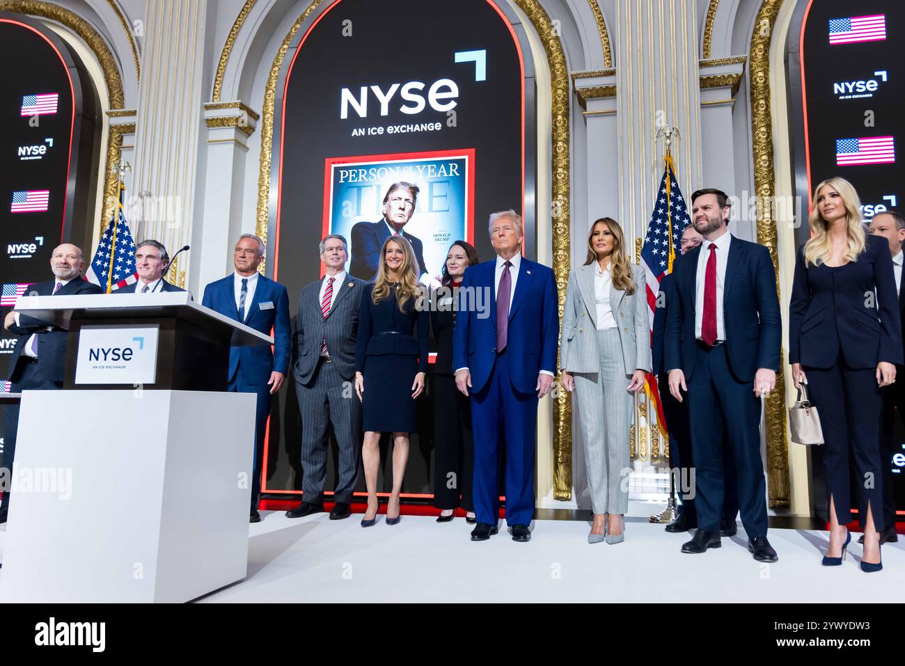 New York, Stati Uniti. 12 dicembre 2024. La Borsa di New York dà il benvenuto al presidente eletto degli Stati Uniti Donald J. Trump, oggi, giovedì 12 dicembre 2024, per onorare il presidente eletto Donald J. Trump che è stato nominato persona dell'anno DEL TEMPO. Per onorare l'occasione, il presidente eletto degli Stati Uniti Donald J. Trump suona il Bell® di apertura, affiancato dal CEO di ICE Jeff Sprecher, dal CEO di TIME Jessica Sibley e dal presidente della NYSE Lynn Martin. (Foto di NYSE Group via Credit: SIPA USA/Alamy Live News Foto Stock