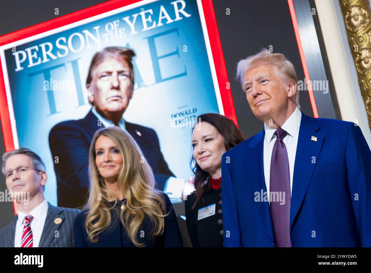 New York, Stati Uniti. 12 dicembre 2024. La Borsa di New York dà il benvenuto al presidente eletto degli Stati Uniti Donald J. Trump, oggi, giovedì 12 dicembre 2024, per onorare il presidente eletto Donald J. Trump che è stato nominato persona dell'anno DEL TEMPO. Per onorare l'occasione, il presidente eletto degli Stati Uniti Donald J. Trump suona il Bell® di apertura, affiancato dal CEO di ICE Jeff Sprecher, dal CEO di TIME Jessica Sibley e dal presidente della NYSE Lynn Martin. (Foto di NYSE Group via Credit: SIPA USA/Alamy Live News Foto Stock
