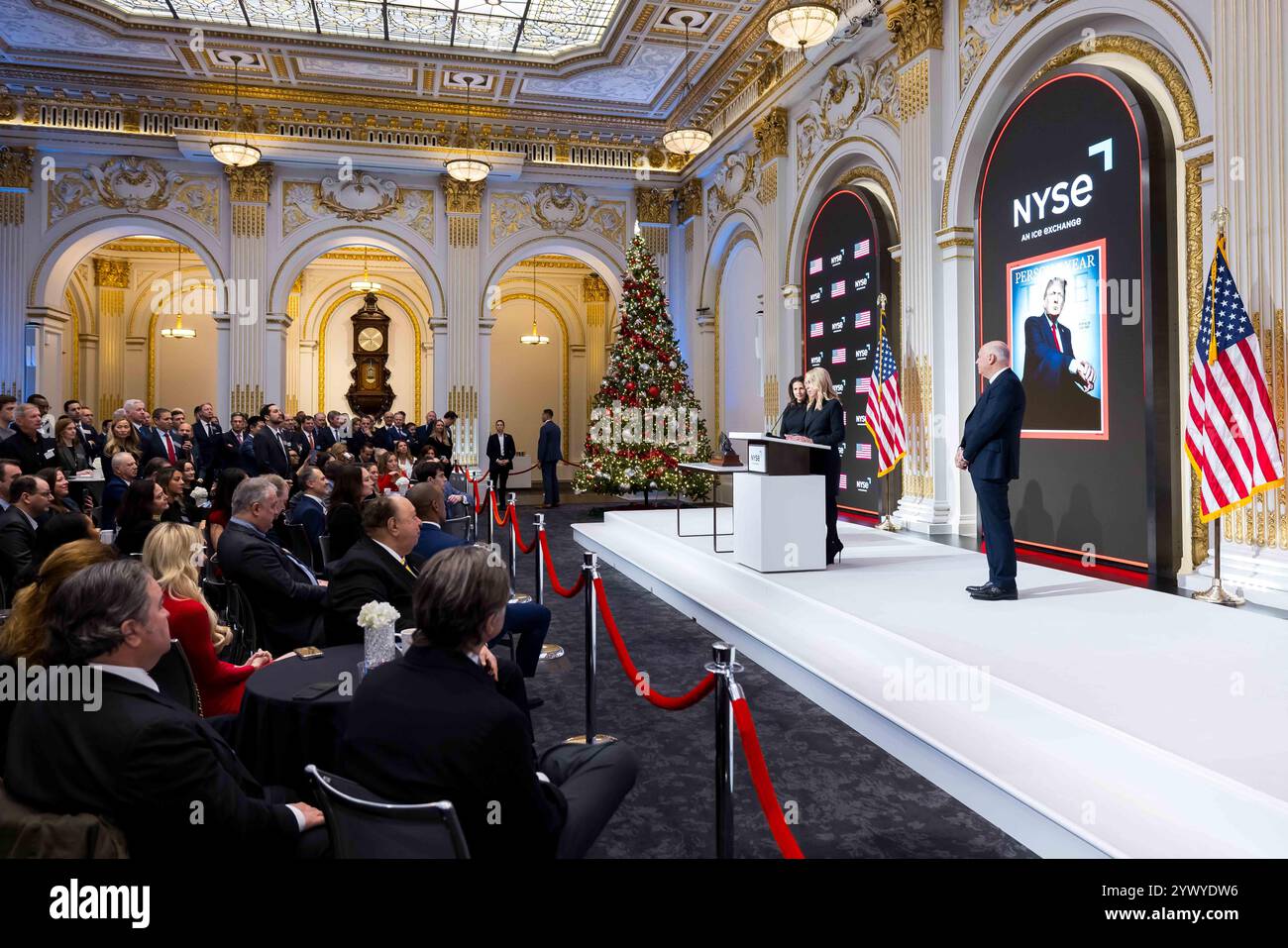New York, Stati Uniti. 12 dicembre 2024. La Borsa di New York dà il benvenuto al presidente eletto degli Stati Uniti Donald J. Trump, oggi, giovedì 12 dicembre 2024, per onorare il presidente eletto Donald J. Trump che è stato nominato persona dell'anno DEL TEMPO. Per onorare l'occasione, il presidente eletto degli Stati Uniti Donald J. Trump suona il Bell® di apertura, affiancato dal CEO di ICE Jeff Sprecher, dal CEO di TIME Jessica Sibley e dal presidente della NYSE Lynn Martin. (Foto di NYSE Group via Credit: SIPA USA/Alamy Live News Foto Stock