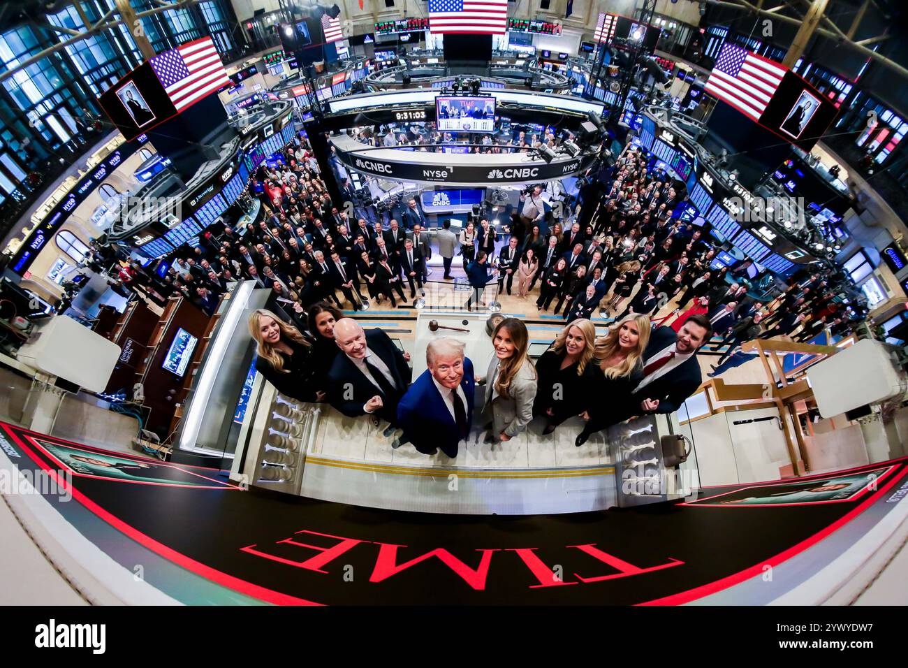 New York, Stati Uniti. 12 dicembre 2024. La Borsa di New York dà il benvenuto al presidente eletto degli Stati Uniti Donald J. Trump, oggi, giovedì 12 dicembre 2024, per onorare il presidente eletto Donald J. Trump che è stato nominato persona dell'anno DEL TEMPO. Per onorare l'occasione, il presidente eletto degli Stati Uniti Donald J. Trump suona il Bell® di apertura, affiancato dal CEO di ICE Jeff Sprecher, dal CEO di TIME Jessica Sibley e dal presidente della NYSE Lynn Martin. (Foto di NYSE Group via Credit: SIPA USA/Alamy Live News Foto Stock