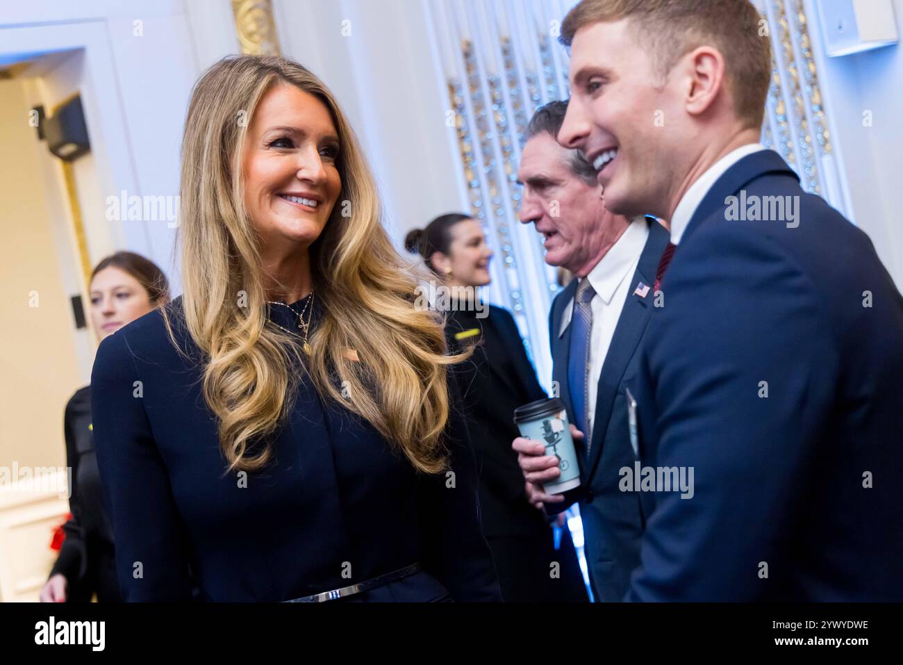 New York, Stati Uniti. 12 dicembre 2024. La Borsa di New York dà il benvenuto al presidente eletto degli Stati Uniti Donald J. Trump, oggi, giovedì 12 dicembre 2024, per onorare il presidente eletto Donald J. Trump che è stato nominato persona dell'anno DEL TEMPO. Per onorare l'occasione, il presidente eletto degli Stati Uniti Donald J. Trump suona il Bell® di apertura, affiancato dal CEO di ICE Jeff Sprecher, dal CEO di TIME Jessica Sibley e dal presidente della NYSE Lynn Martin. (Foto di NYSE Group via Credit: SIPA USA/Alamy Live News Foto Stock