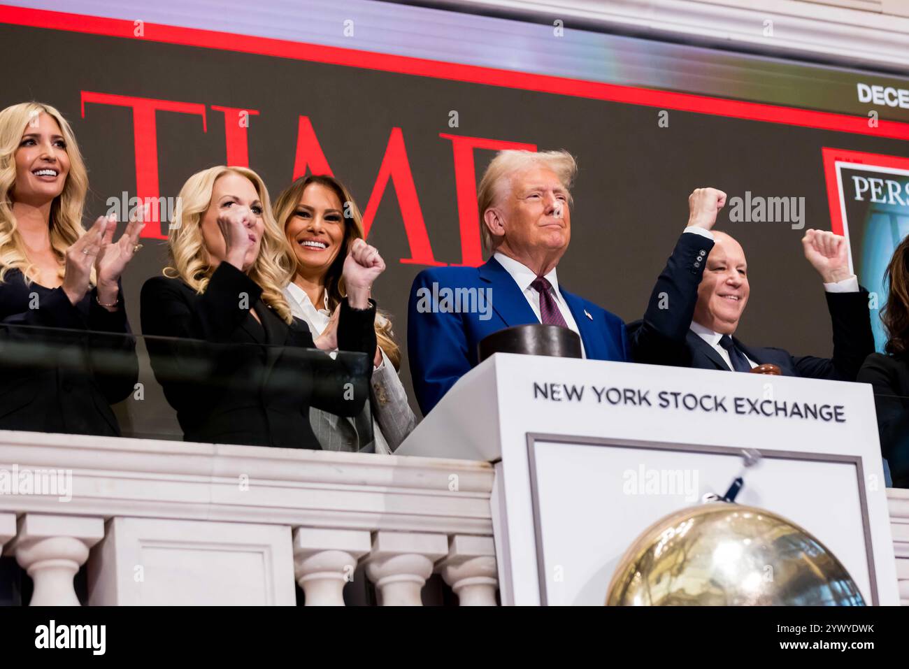 New York, Stati Uniti. 12 dicembre 2024. La Borsa di New York dà il benvenuto al presidente eletto degli Stati Uniti Donald J. Trump, oggi, giovedì 12 dicembre 2024, per onorare il presidente eletto Donald J. Trump che è stato nominato persona dell'anno DEL TEMPO. Per onorare l'occasione, il presidente eletto degli Stati Uniti Donald J. Trump suona il Bell® di apertura, affiancato dal CEO di ICE Jeff Sprecher, dal CEO di TIME Jessica Sibley e dal presidente della NYSE Lynn Martin. (Foto di NYSE Group via Credit: SIPA USA/Alamy Live News Foto Stock
