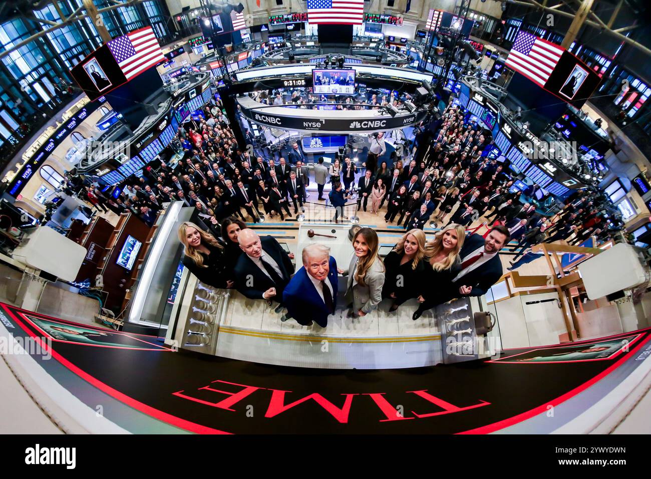 New York, Stati Uniti. 12 dicembre 2024. La Borsa di New York dà il benvenuto al presidente eletto degli Stati Uniti Donald J. Trump, oggi, giovedì 12 dicembre 2024, per onorare il presidente eletto Donald J. Trump che è stato nominato persona dell'anno DEL TEMPO. Per onorare l'occasione, il presidente eletto degli Stati Uniti Donald J. Trump suona il Bell® di apertura, affiancato dal CEO di ICE Jeff Sprecher, dal CEO di TIME Jessica Sibley e dal presidente della NYSE Lynn Martin. (Foto di NYSE Group via Credit: SIPA USA/Alamy Live News Foto Stock